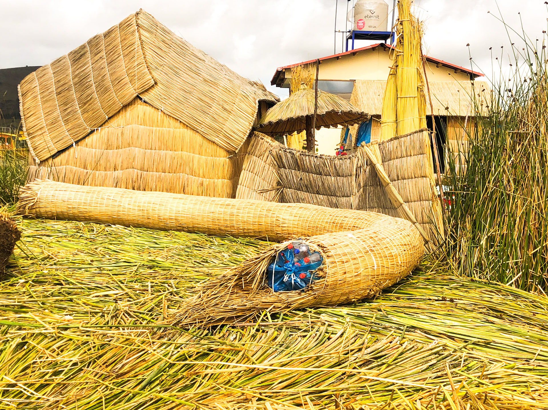 Reciclaje y vivienda. Islas flotantes de los Uros. (2019). Fotografía propia.