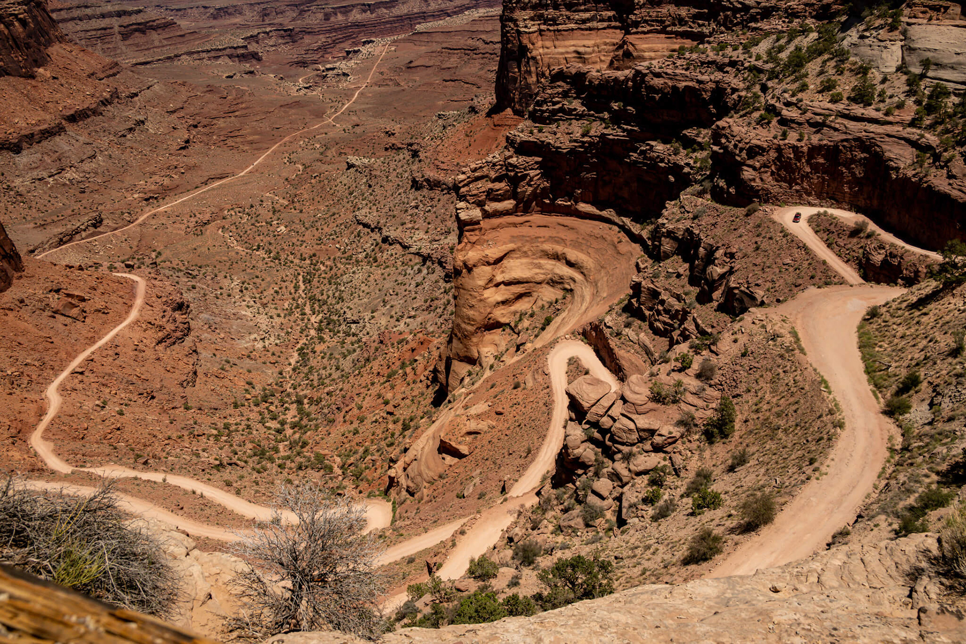  Spanning about 19 miles (often connecting to Potash Road), this thrilling, sometimes narrow route offers panoramic canyon views, requires high-clearance vehicles, and is often combined with a trip from Moab.
