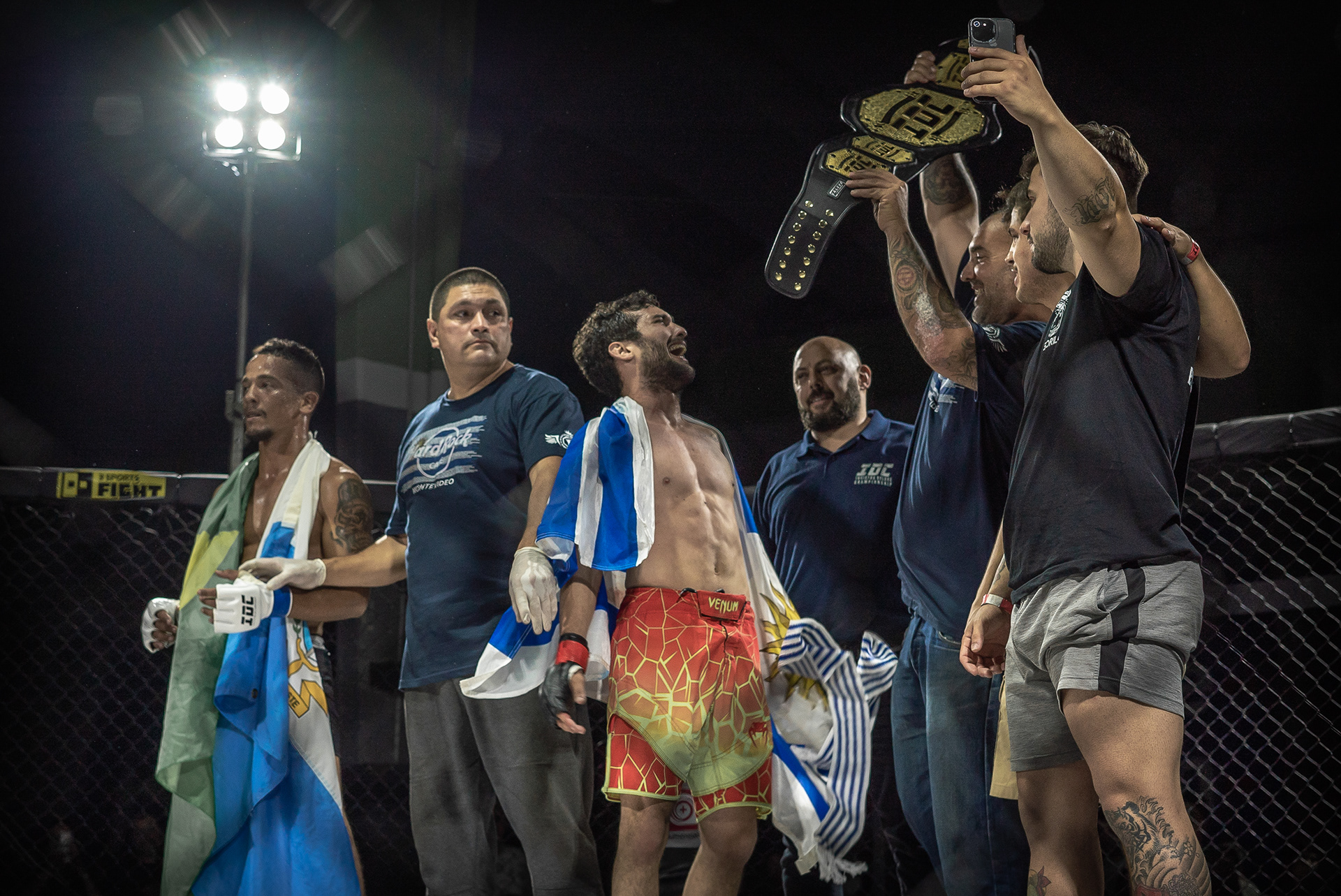 El Gaucho Samurai recibiendo el cinto de campeon