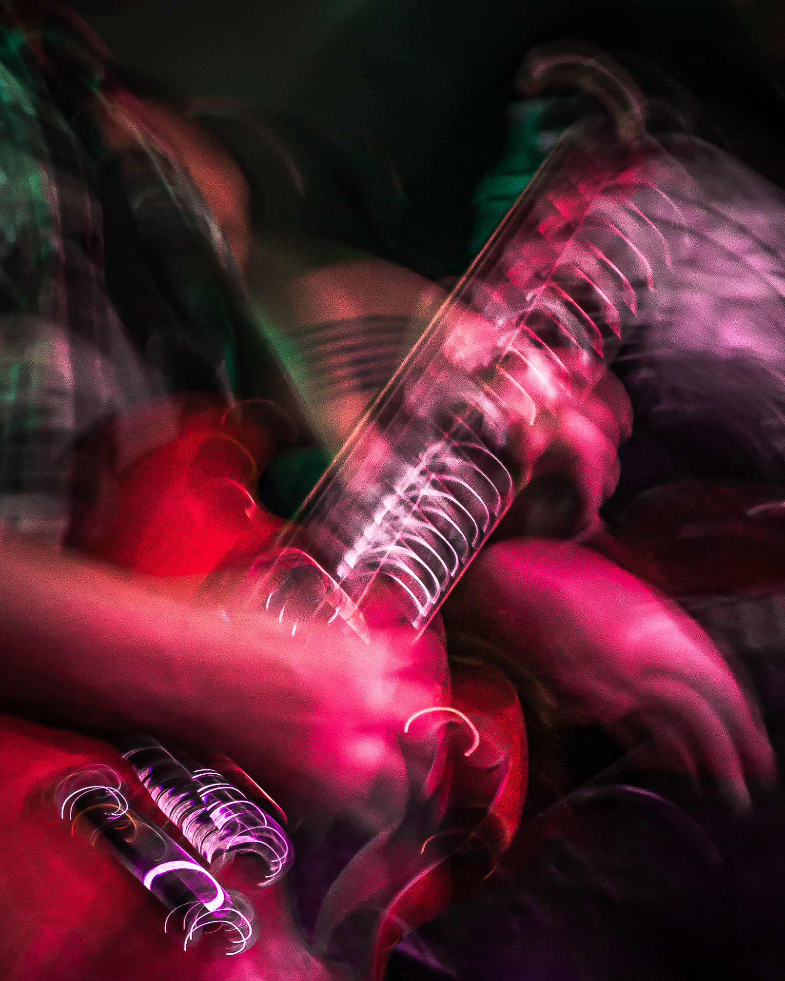 Fotografía artística de una guitarra con tiempo de exposición prolongado