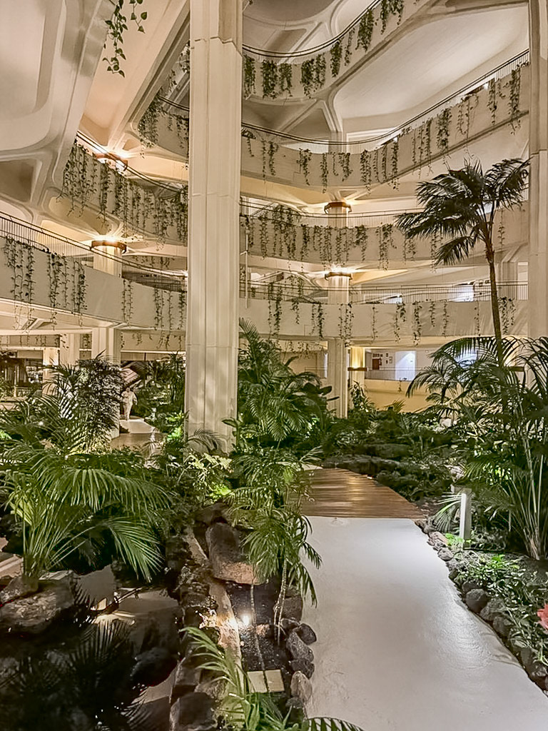 2024-12-01 21:21:29_iPhone 15 Pro back triple camera 6.765mm f/1.78_f/1.8_1/35 sec_Avenida Islas Canarias_Teguise_Spain_28°59'59.73" N 13°29'2.4288" W