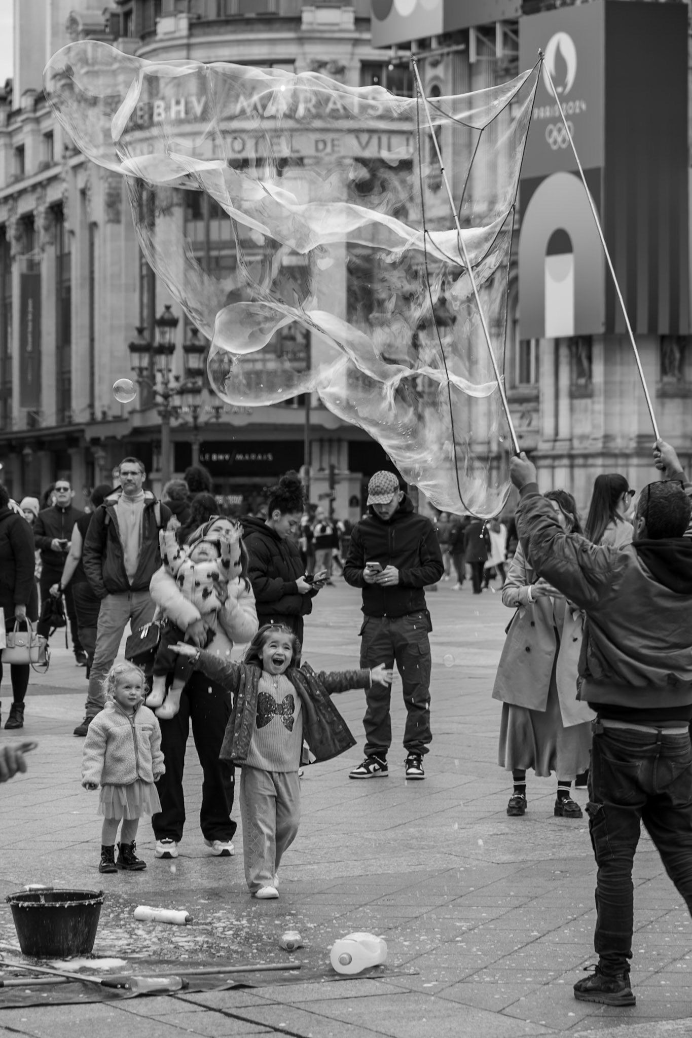 _2024-09-29__Canon__Canon EOS R3__ RF24-240mm F4-6.3 IS USM__f/6.3__1/160 sec__Rue Madame de Sévigné__Paris__France__48°51'22.734" N 2°21'3.96" E