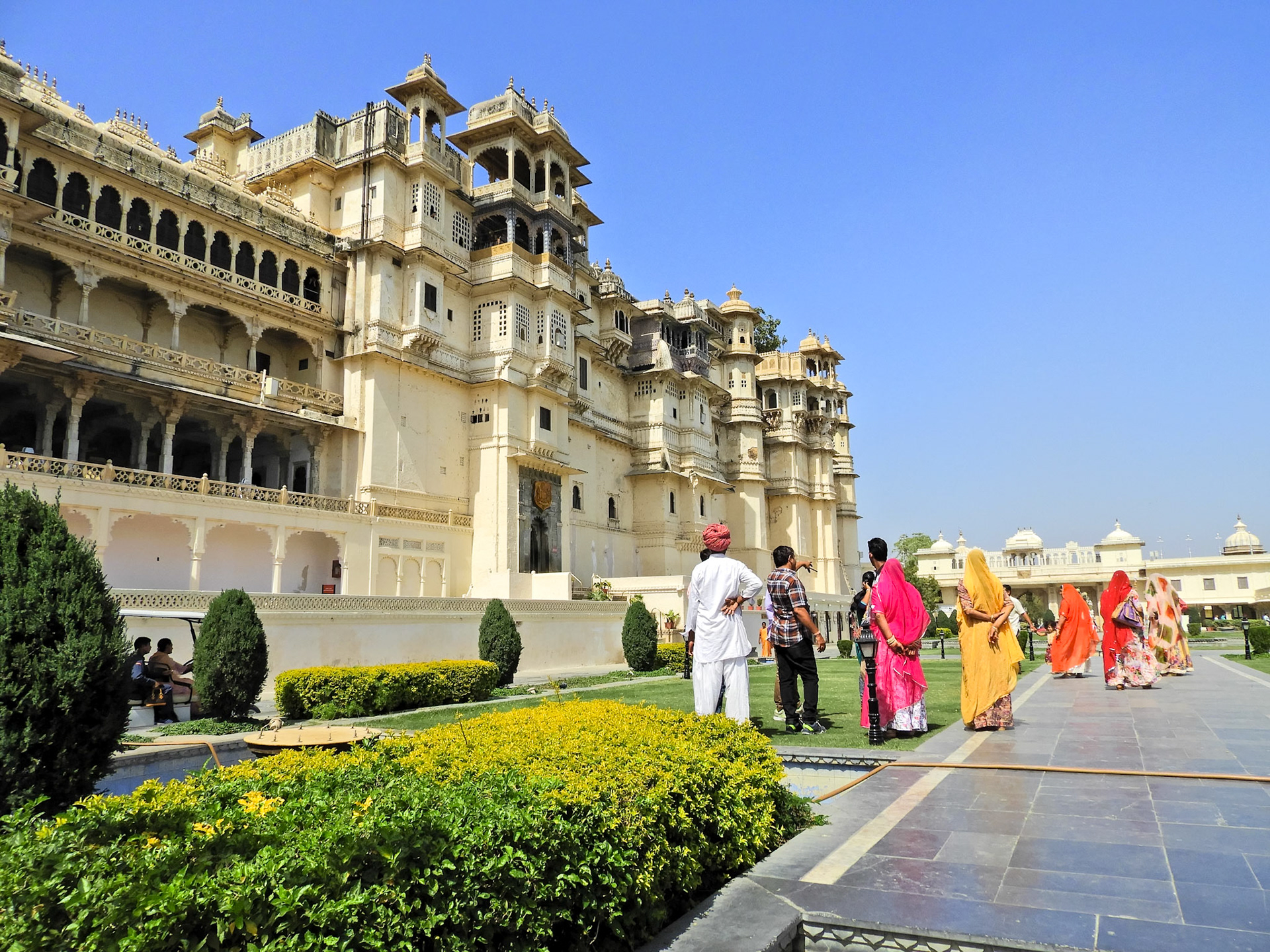 _2018-02-20__Coolpix B700__ __f/3.3__1/2000 sec__Jagdish Temple Road__Udaipur__India__24°34'35.922" N 73°41'1.6008" E_
