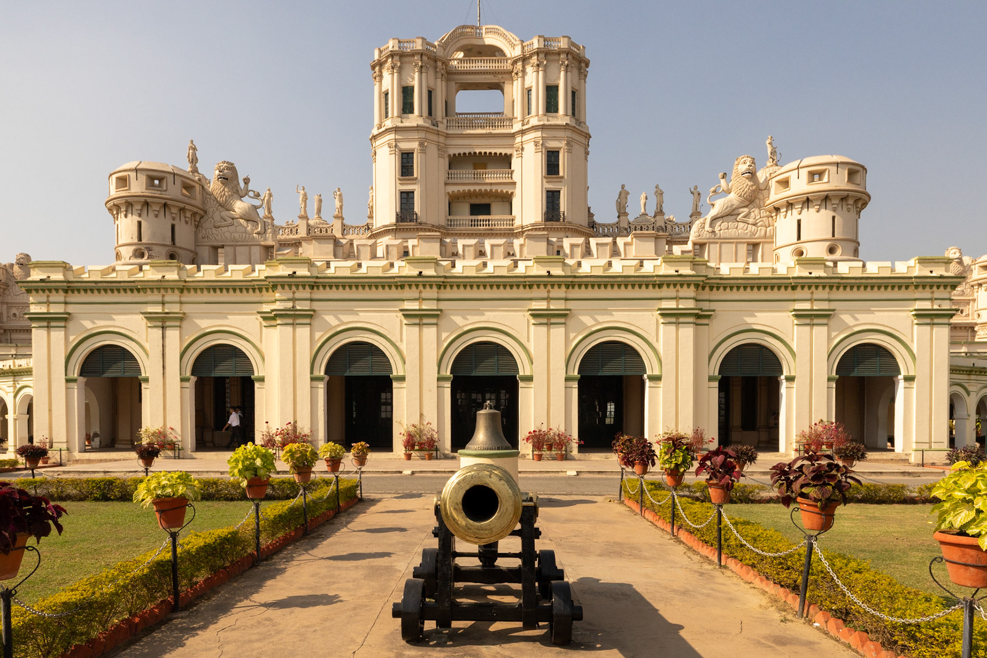 __2025-11-28__Canon__Canon EOS R3__ RF15-35mm F2.8 L IS USM__f/13__1/1250 sec__La Martiniere Marg__Lucknow__India__26°50'22.8768" N 80°57'48.7692" E