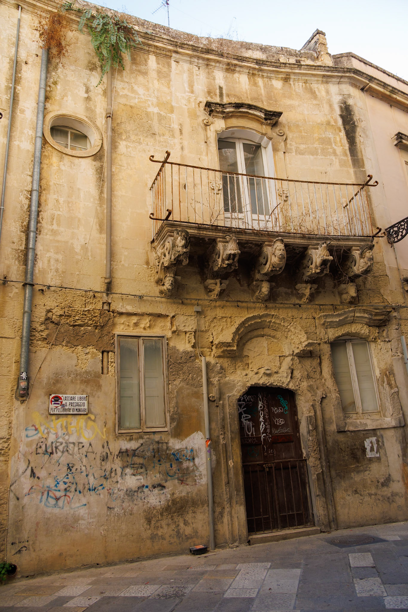 2024-09-11 15:47:37_RF24-240mm F4-6.3 IS USM_f/5_1/80 sec_Via Leonardo Prato_Lecce_Italy_40°21'5.7168" N 18°10'11.8812" E