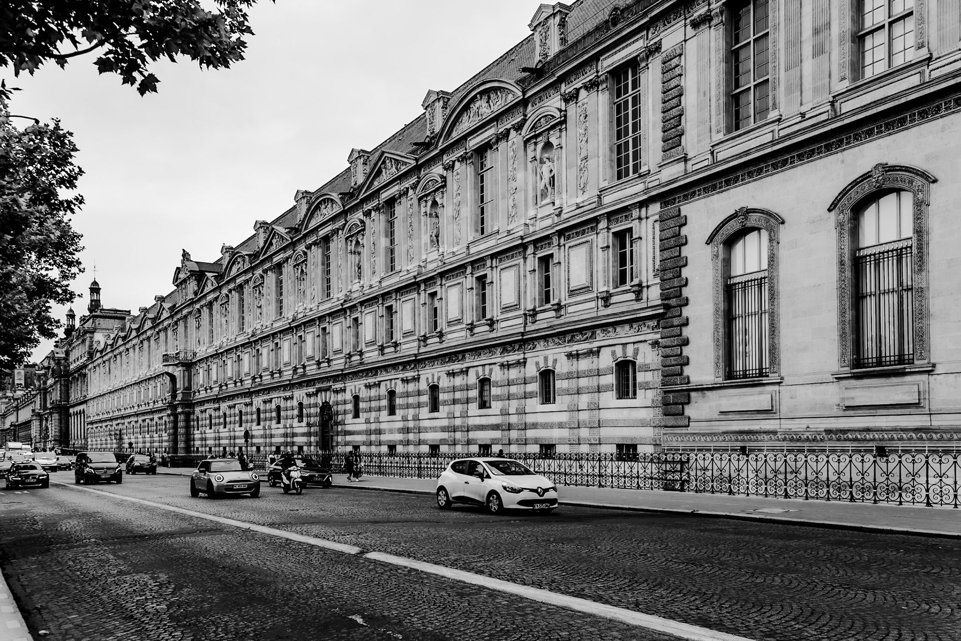 _2025-06-04__Canon__Canon EOS R3__ RF28-70mm F2.8 IS STM__f/6.3__1/320 sec__Rue du Colonel Driant__Paris__France__48°51'33.7032" N 2°20'11.4072" E