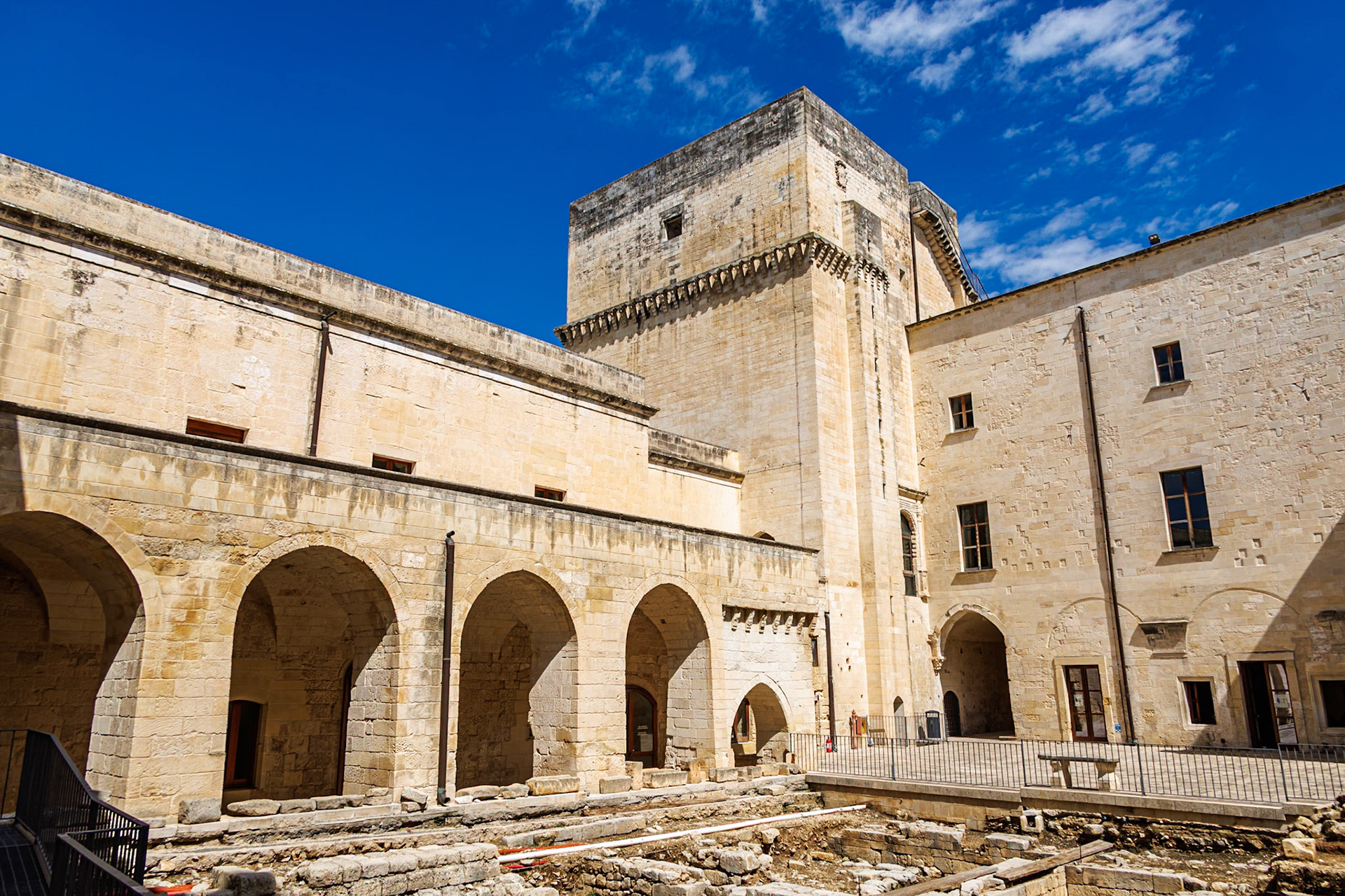 _2024-09-11__Canon__Canon EOS R3__ RF24-240mm F4-6.3 IS USM__f/9__1/320 sec__Via Leonardo Prato__Lecce__Italy__40°21'9.0828" N 18°10'28.5888" E