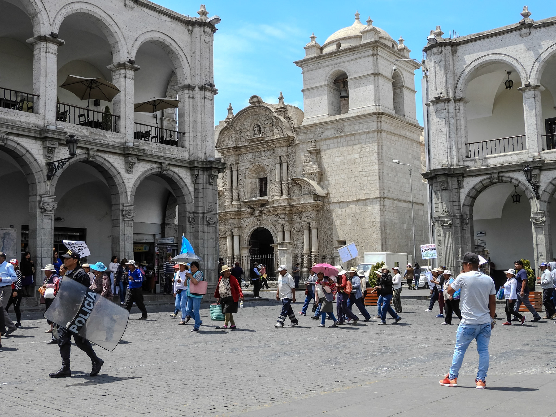 _2018-10-25__Nikon__Coolpix B700__ __f/3.8__1/800 sec__Portal de la Municipalidad__Arequipa__Peru__16°23'56.8392" S 71°32'12.3252" W