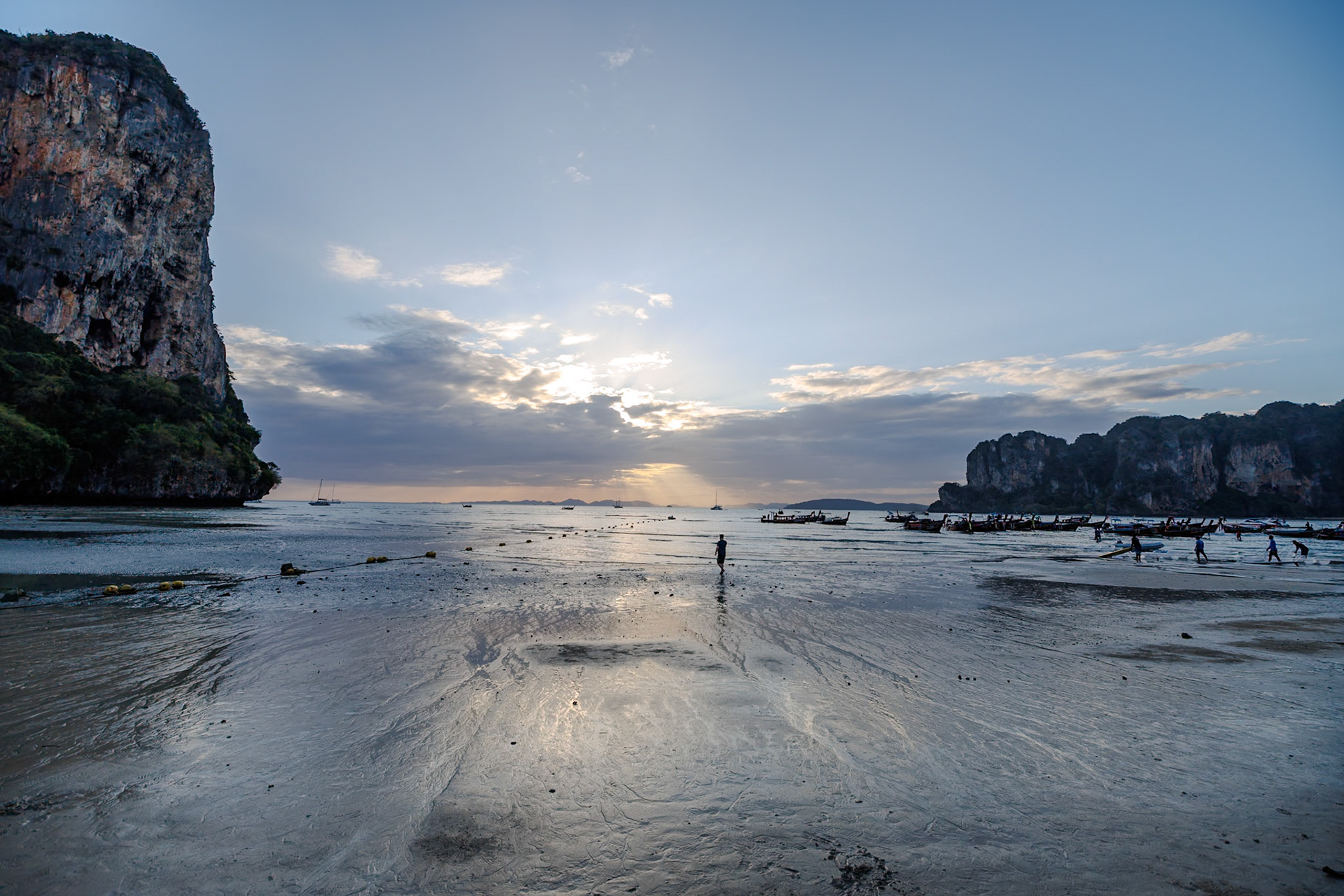_2025-02-27__Canon__Canon EOS R3__ RF15-35mm F2.8 L IS USM__f/4.5__1/500 sec__Railay Promenade__Ban Ao Nang__Thailand__8°0'38.772" N 98°50'16.0008" E