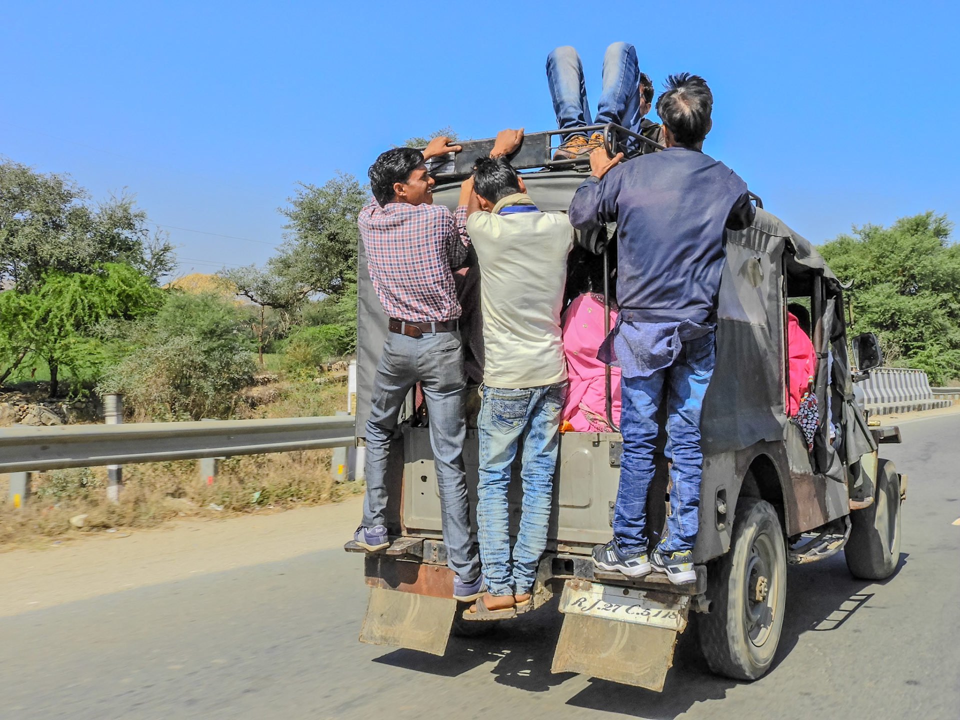 2018-02-22 10:56:03__f/7.6_1/320 sec_NH27_Gogunda_India_24°45'57.7728" N 73°31'26.4432" E