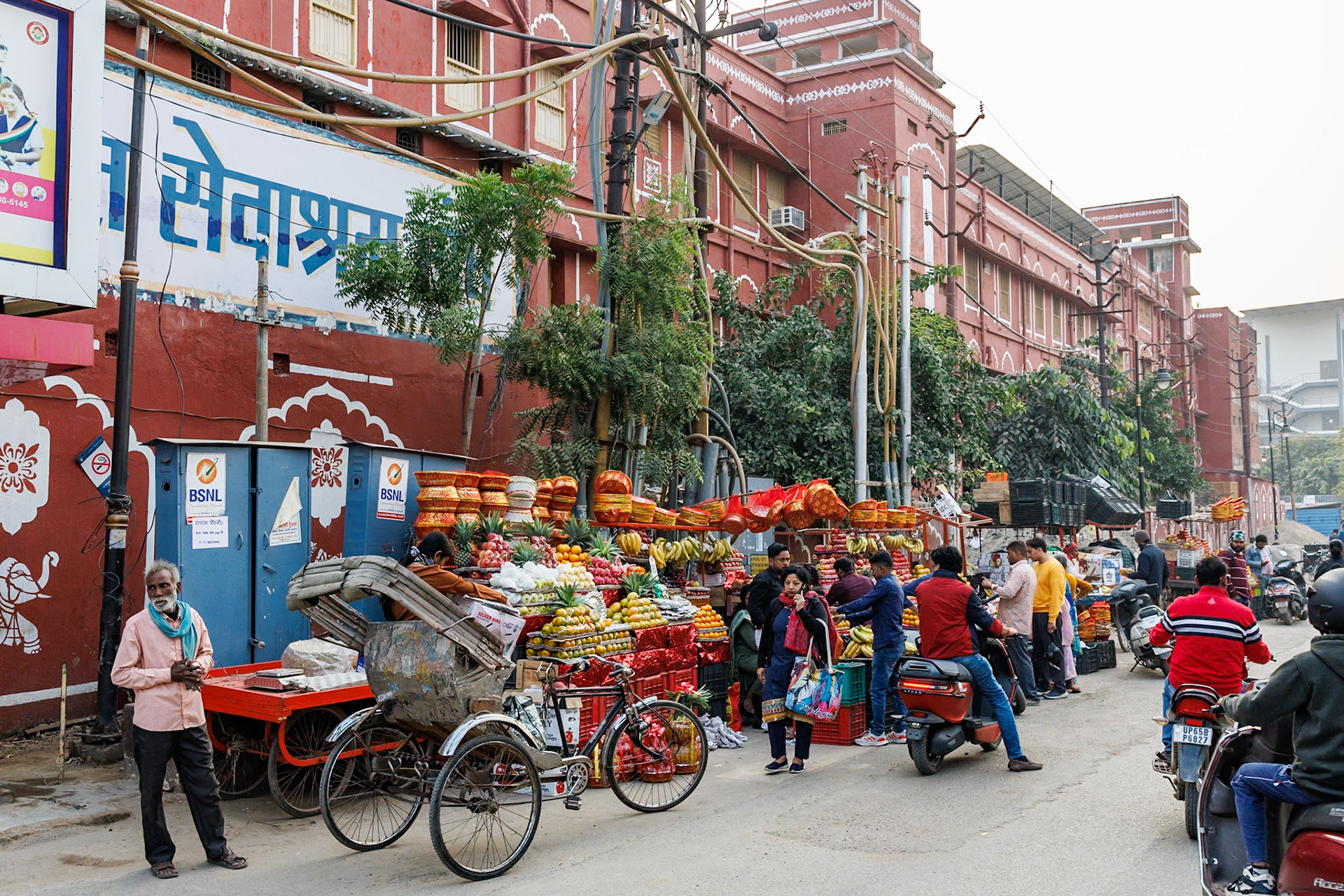 __2025-11-24__Canon__Canon EOS R3__ RF24-70mm F2.8 L IS USM__f/7.1__1/400 sec__Vidyapeeth Lanka Road__Varanasi__India__25°18'51.3648" N 82°59'19.8852" E