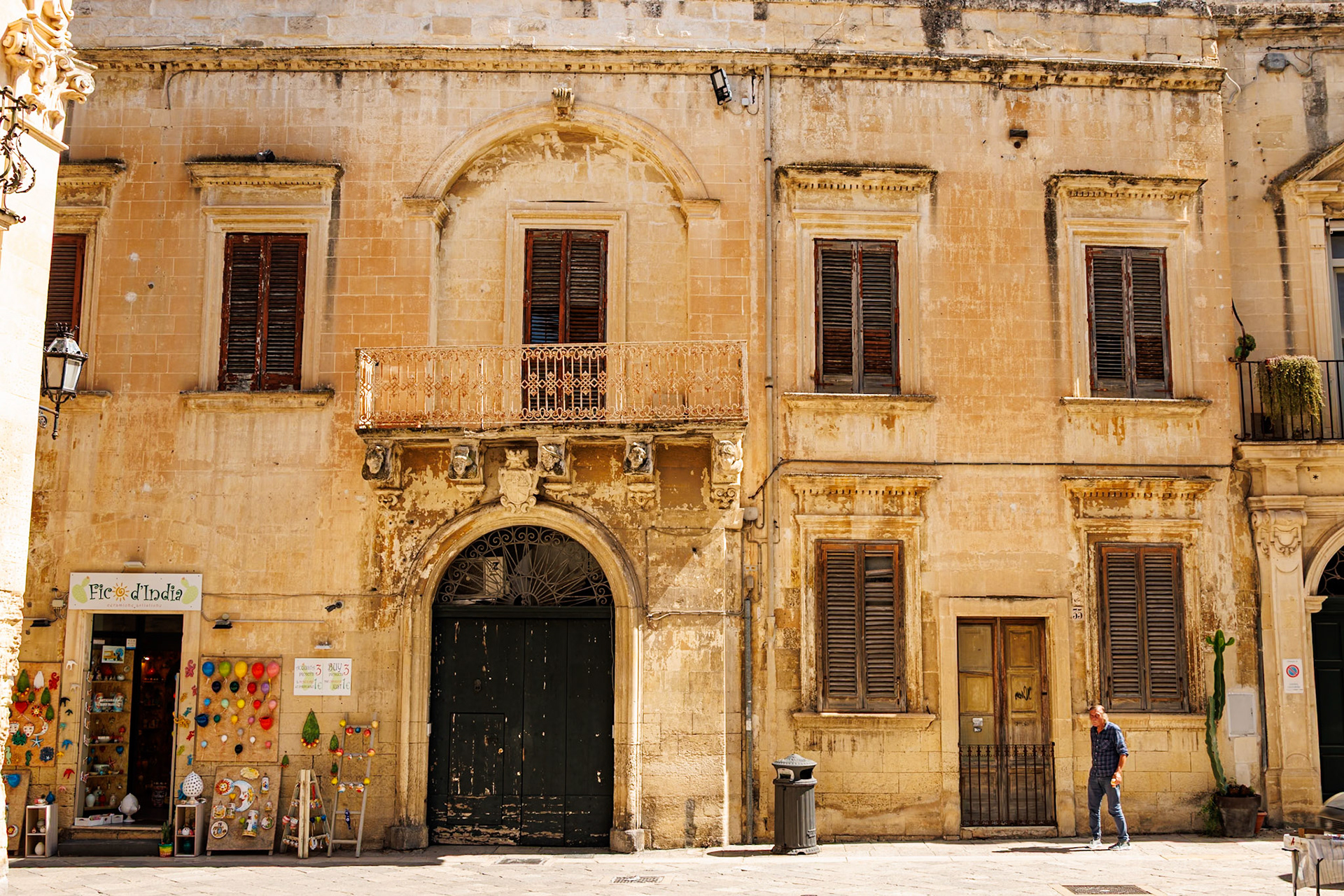 _2024-09-12__Canon__Canon EOS R3__ RF24-240mm F4-6.3 IS USM__f/9__1/80 sec__Via Leonardo Prato__Lecce__Italy__40°21'18.27" N 18°10'4.8648" E