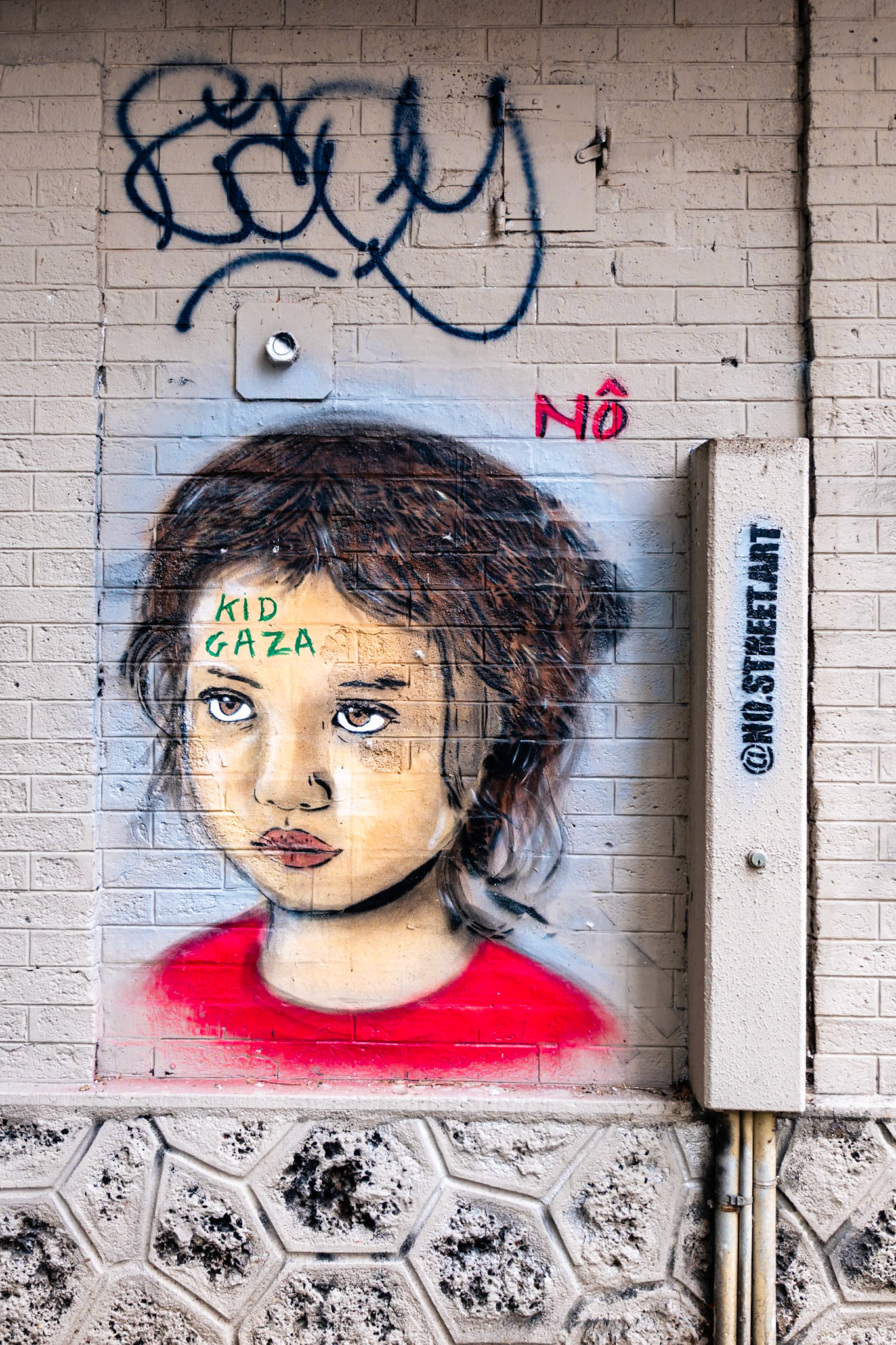 _2025-06-07__Canon__Canon EOS R3__ RF28-70mm F2.8 IS STM__f/2.8__1/125 sec__Rue Meslay__Paris__France__48°52'22.6452" N 2°21'50.6952" E