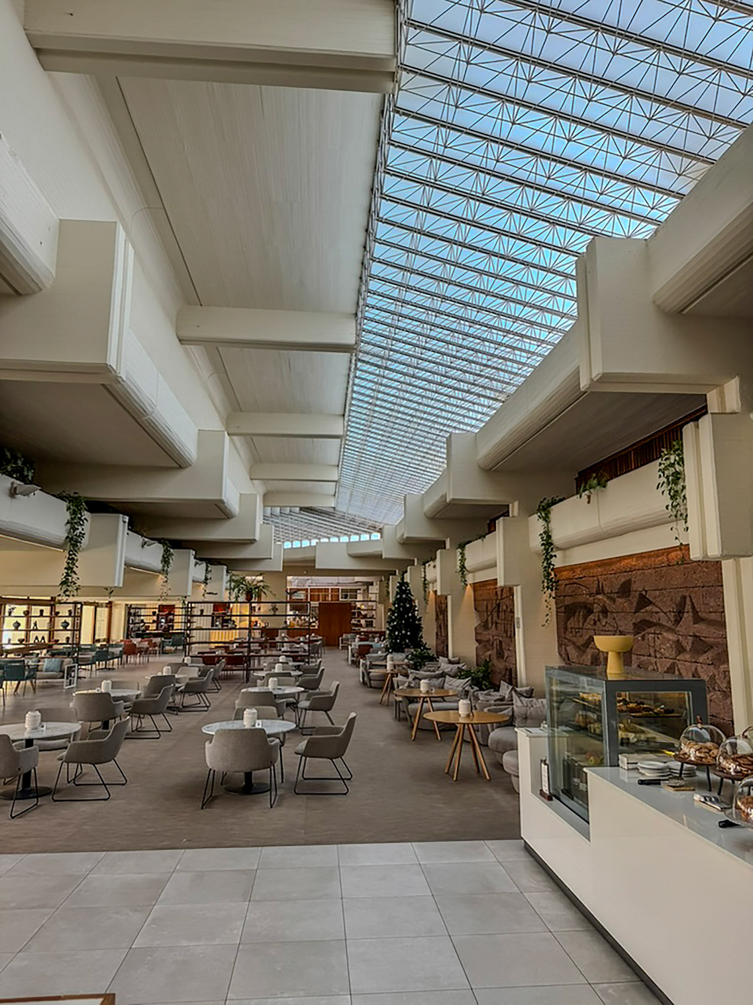 2024-12-04 10:59:50iPhone 15 Pro back triple camera 6.765mm f/1.78f/1.81/120 sec29°0'2.2392" N 13°29'5.5608" W