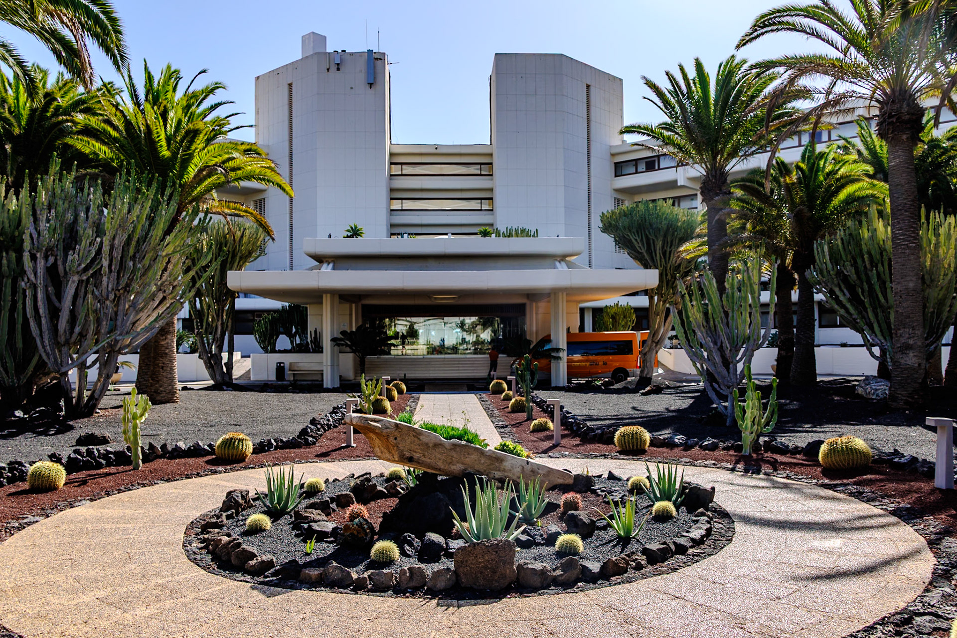 _2024-12-02__Canon__Canon EOS R3__ RF24-240mm F4-6.3 IS USM__f/7.1__1/200 sec__Avenida Islas Canarias__Teguise__Spain__