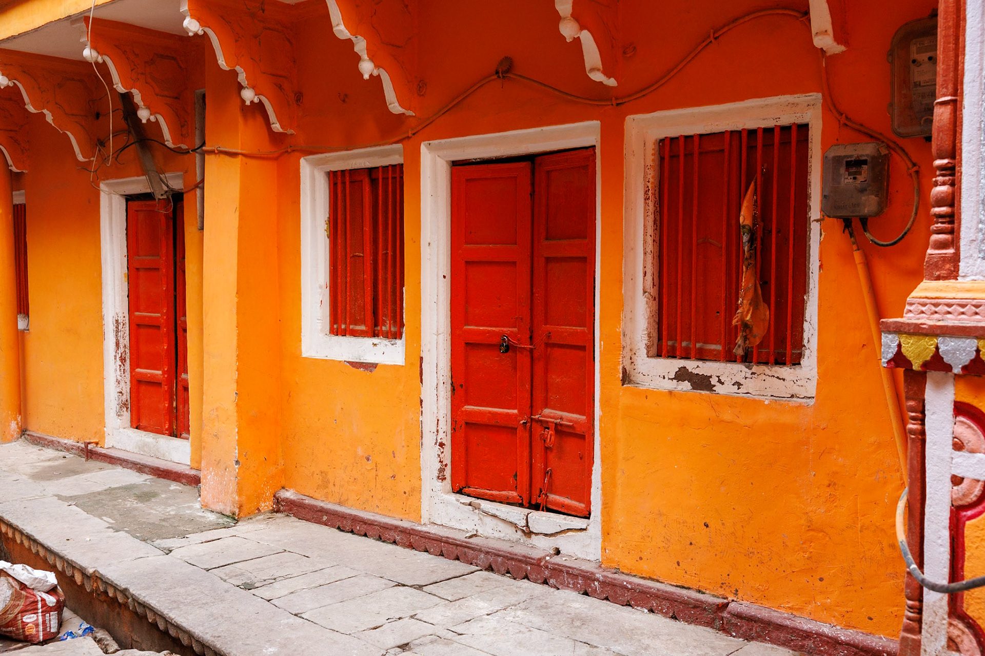 __2025-11-22__Canon__Canon EOS R3__ RF24-70mm F2.8 L IS USM__f/5__1/200 sec__Harish Chandra Ghat Road__Varanasi__India__25°17'50.388" N 83°0'26.1108" E