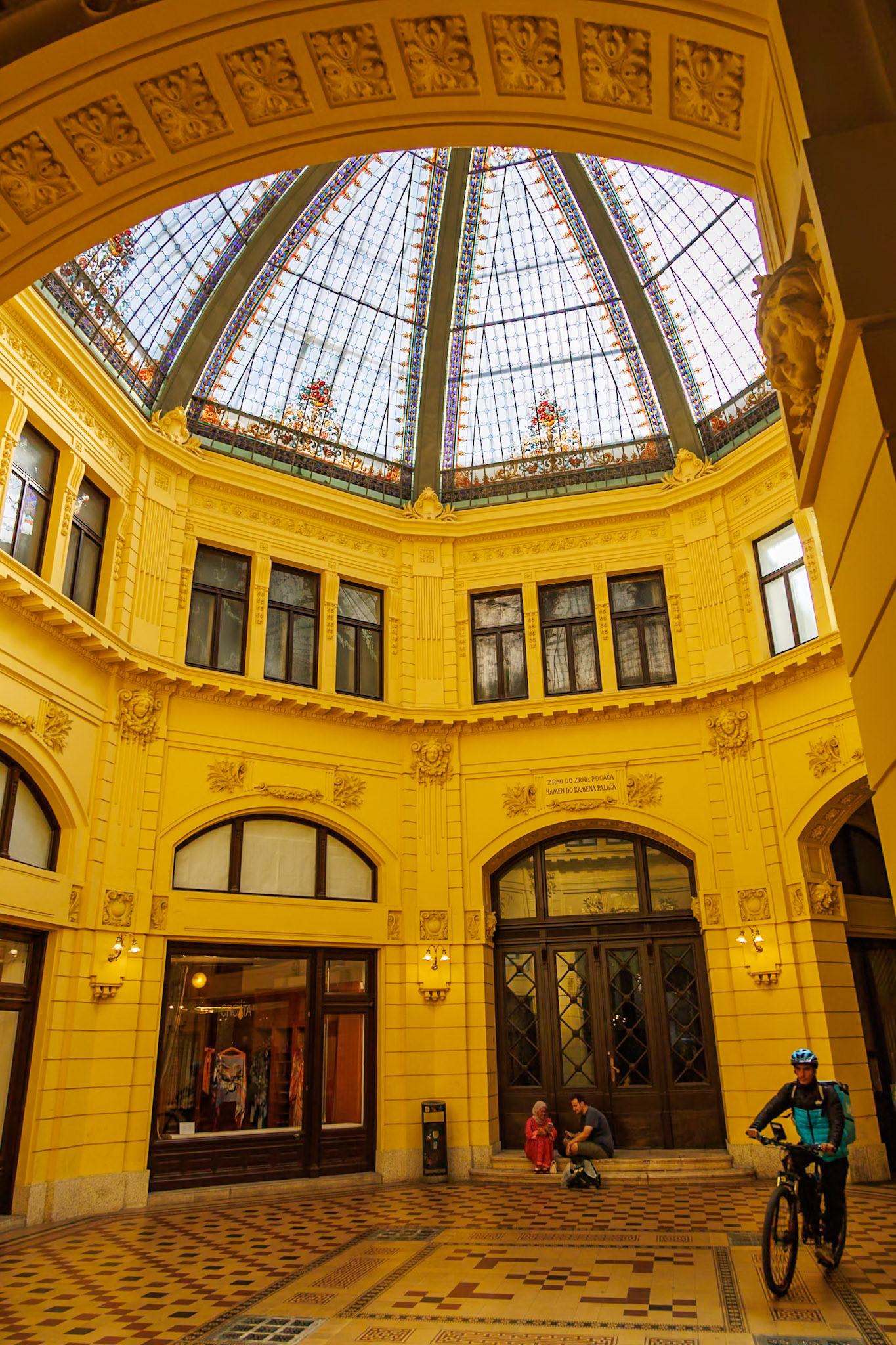 _2024-09-25__Canon__Canon EOS R3__ RF24-240mm F4-6.3 IS USM__f/5.6__1/160 sec__Mihanovićeva ulica__City of Zagreb__Croatia__45°48'43.056" N 15°58'27.624" E