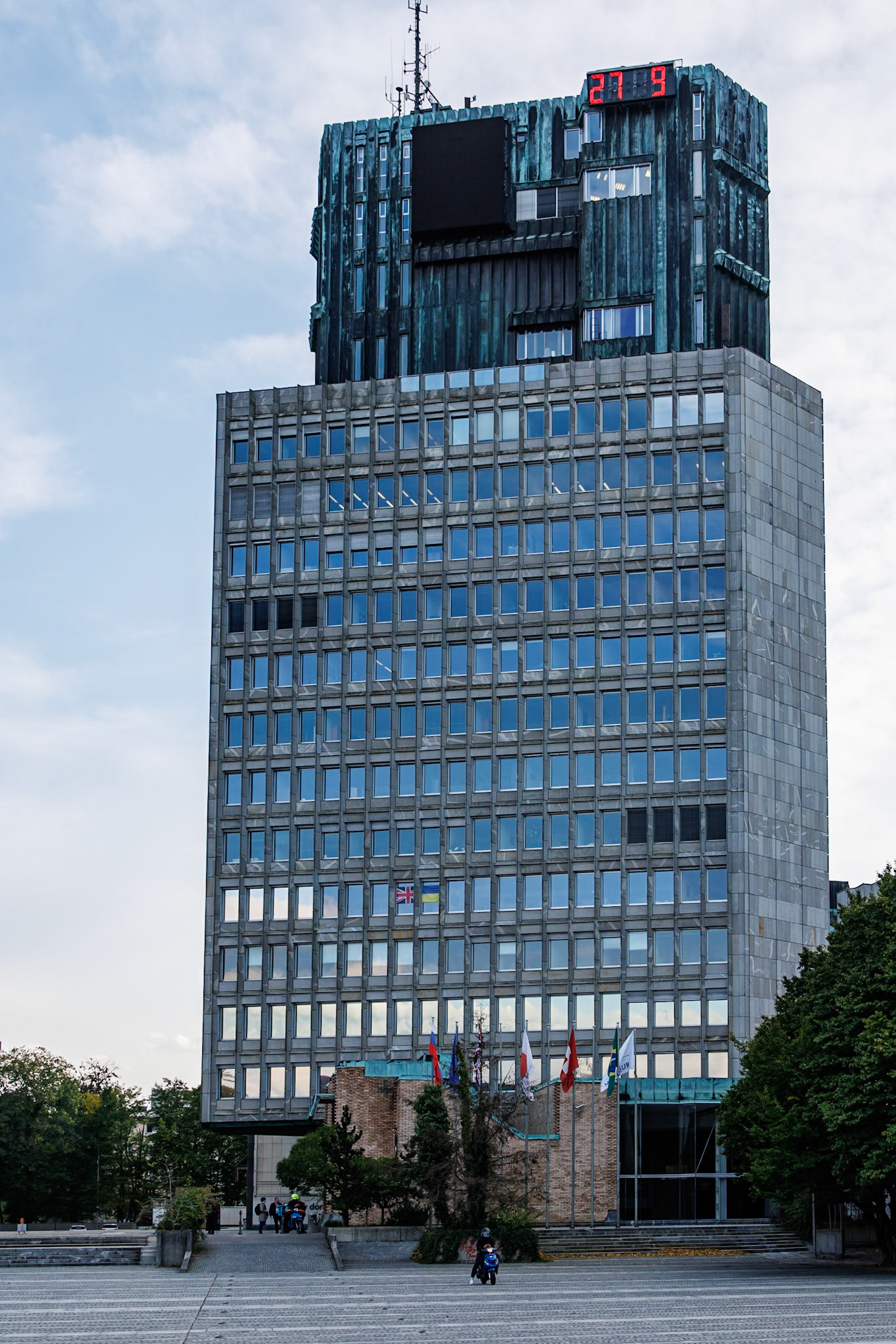 2024-09-27 16:35:21_RF24-240mm F4-6.3 IS USM_f/7.1_1/125 sec_Miklošičeva cesta_Ljubljana_Slovenia_46°3'4.626" N 14°30'0.0648" E