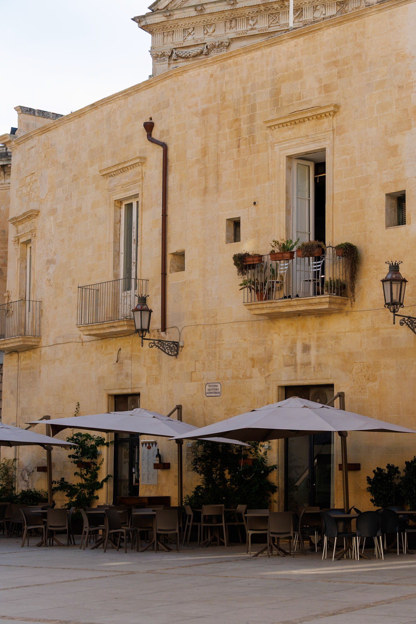 _2024-09-11__Canon__Canon EOS R3__ RF24-240mm F4-6.3 IS USM__f/7.1__1/125 sec__Via Leonardo Prato__Lecce__Italy__40°21'15.66" N 18°10'22.6632" E