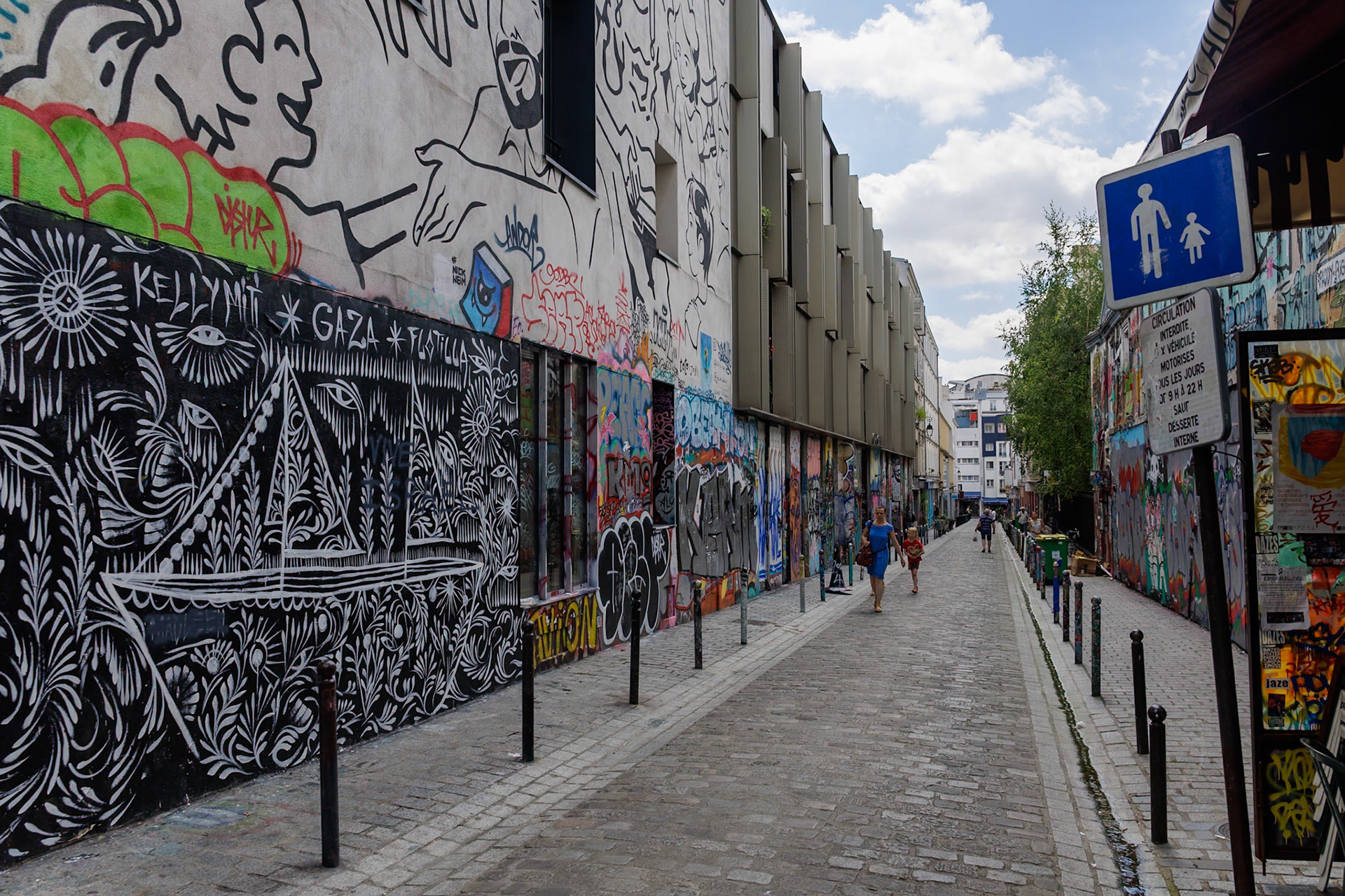 _2025-06-28__Canon__Canon EOS R3__ RF28-70mm F2.8 IS STM__f/6.3__1/250 sec__Cour de la Grâce de Dieu__Paris__France__48°52'18.192" N 2°22'32.5128" E