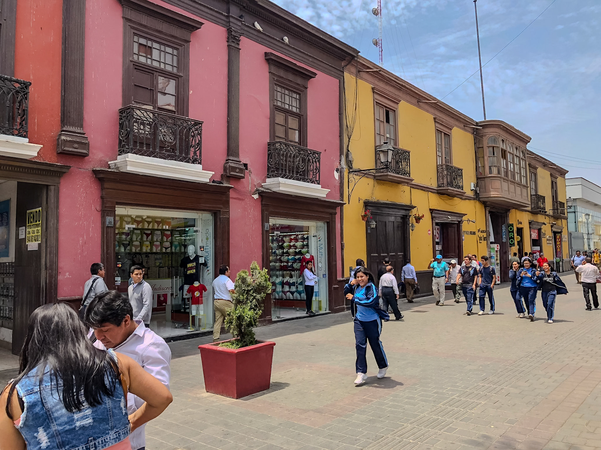 _2018-10-19__iPhone X__ iPhone X back dual camera 4mm f/1.8__f/1.8__1/1000 sec__Jirón Independencia__Trujillo__Peru__8°6'40.0284" S 79°1'37.9704" W_