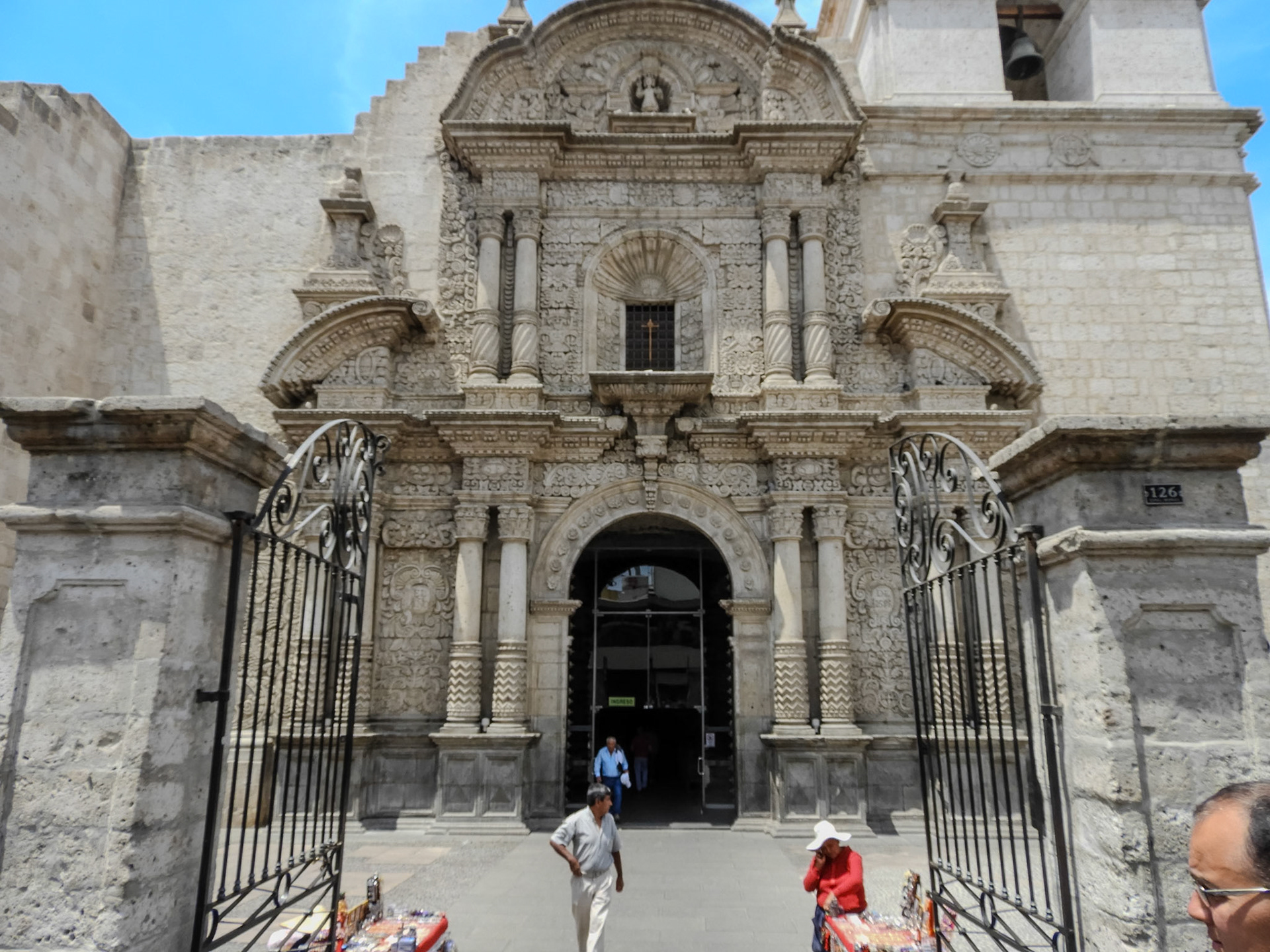 _2018-10-25__Coolpix B700__ __f/3.3__1/800 sec__Portal de la Municipalidad__Arequipa__Peru__16°23'58.3152" S 71°32'10.9248" W_