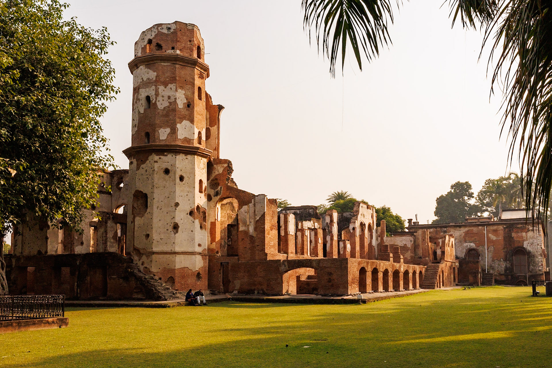 __2025-11-26__Canon__Canon EOS R3__ RF24-70mm F2.8 L IS USM__f/13__1/1000 sec__Mahatma Gandhi Road__Lucknow__India__26°51'44.0172" N 80°55'32.25" E