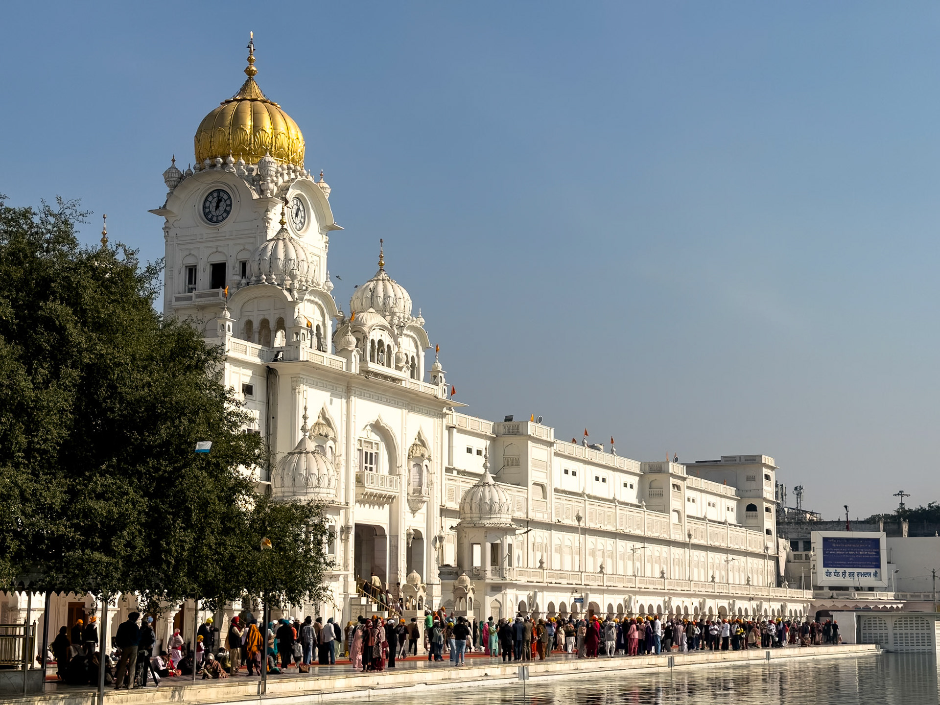 __2025-12-09__Apple__iPhone 17 Pro__ iPhone 17 Pro back triple camera 6.765mm f/1.78__f/1.8__1/10000 sec________