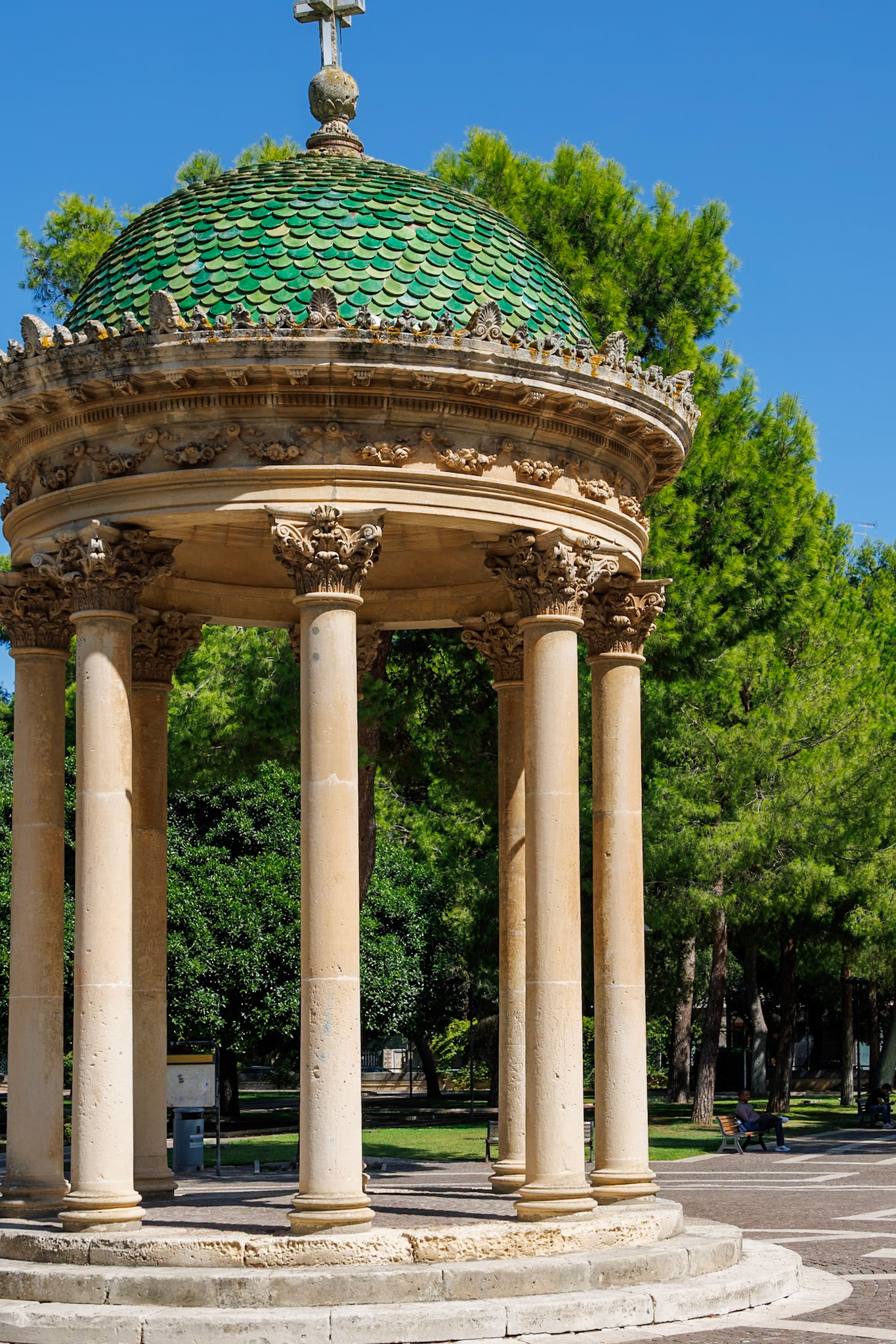 _2024-09-11__Canon__Canon EOS R3__ RF24-240mm F4-6.3 IS USM__f/9__1/200 sec__Via Leonardo Prato__Lecce__Italy__40°21'19.71" N 18°10'28.8912" E