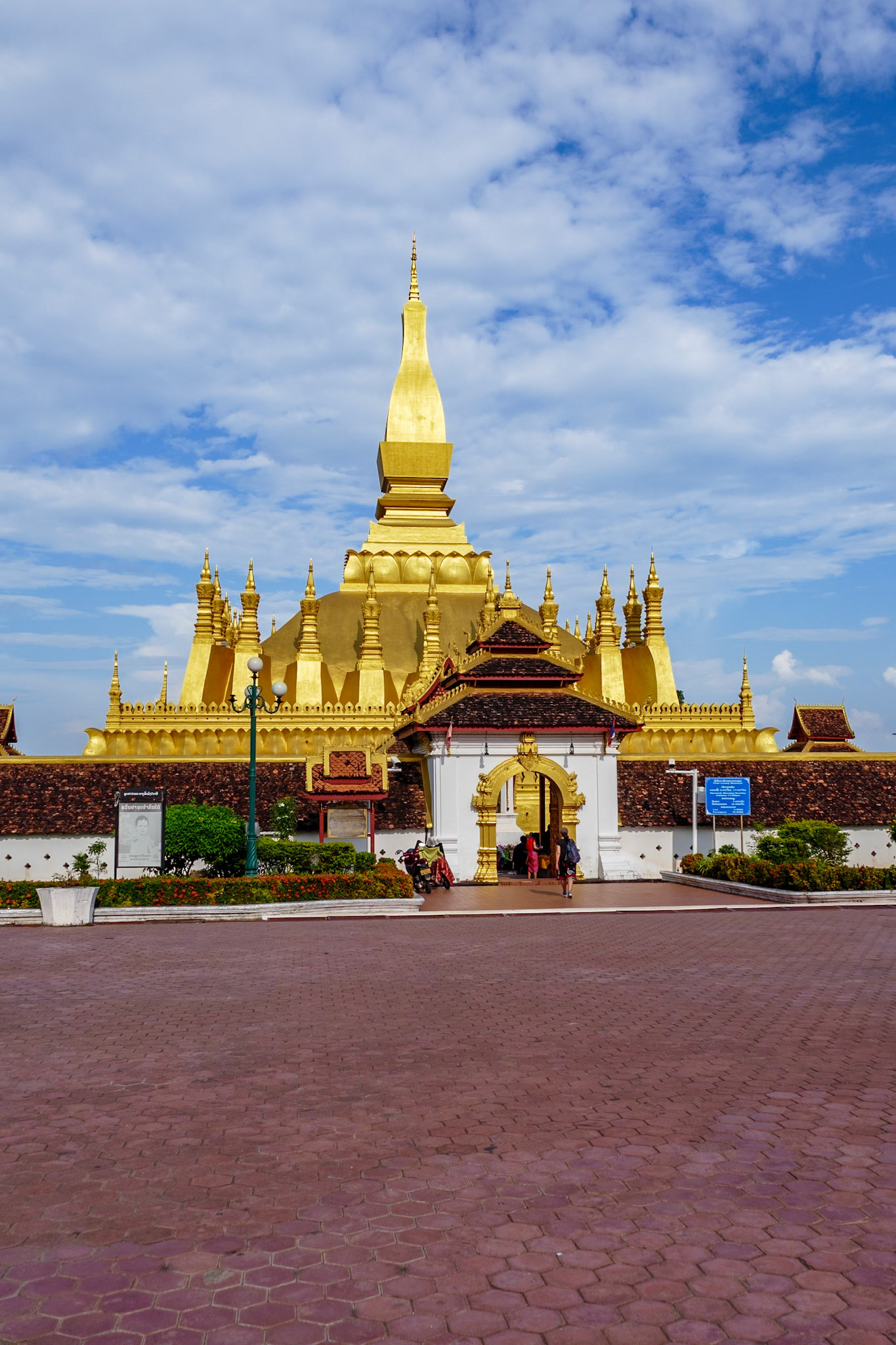 _2019-10-12__Panasonic__DMC-FZ1000__ __f/4__1/1600 sec__That Luang Kang, Alley 5__Vientiane Capital__Laos__17°58'35.7888" N 102°38'8.0664" E