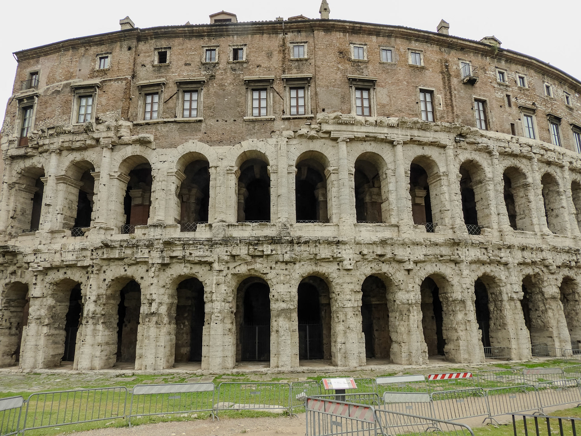 2018-05-02 13:08:28__f/3.3_1/320 sec_Vicolo di Santa Margherita_Rome_Italy_41°53'31.1568" N 12°28'48.1512" E