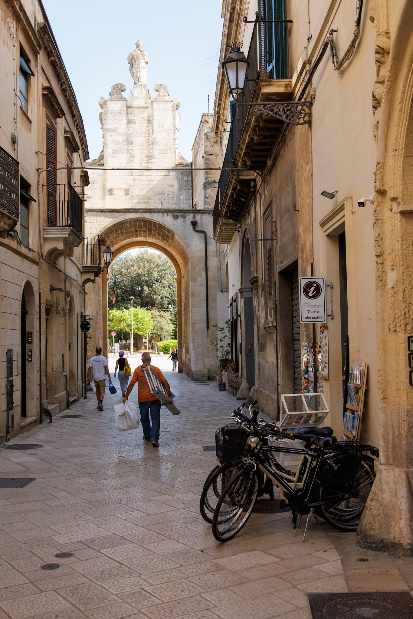 2024-09-13 13:54:40_RF24-240mm F4-6.3 IS USM_f/5_1/80 sec_Via Leonardo Prato_Lecce_Italy_40°20'59.3952" N 18°10'19.2288" E