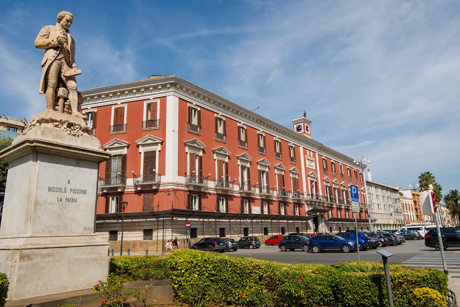 2024-09-06 13:40:35_RF24-240mm F4-6.3 IS USM_f/9_1/320 sec_Piazza del Ferrarese_Bari_Italy_41°7'33.4848" N 16°52'0.5268" E