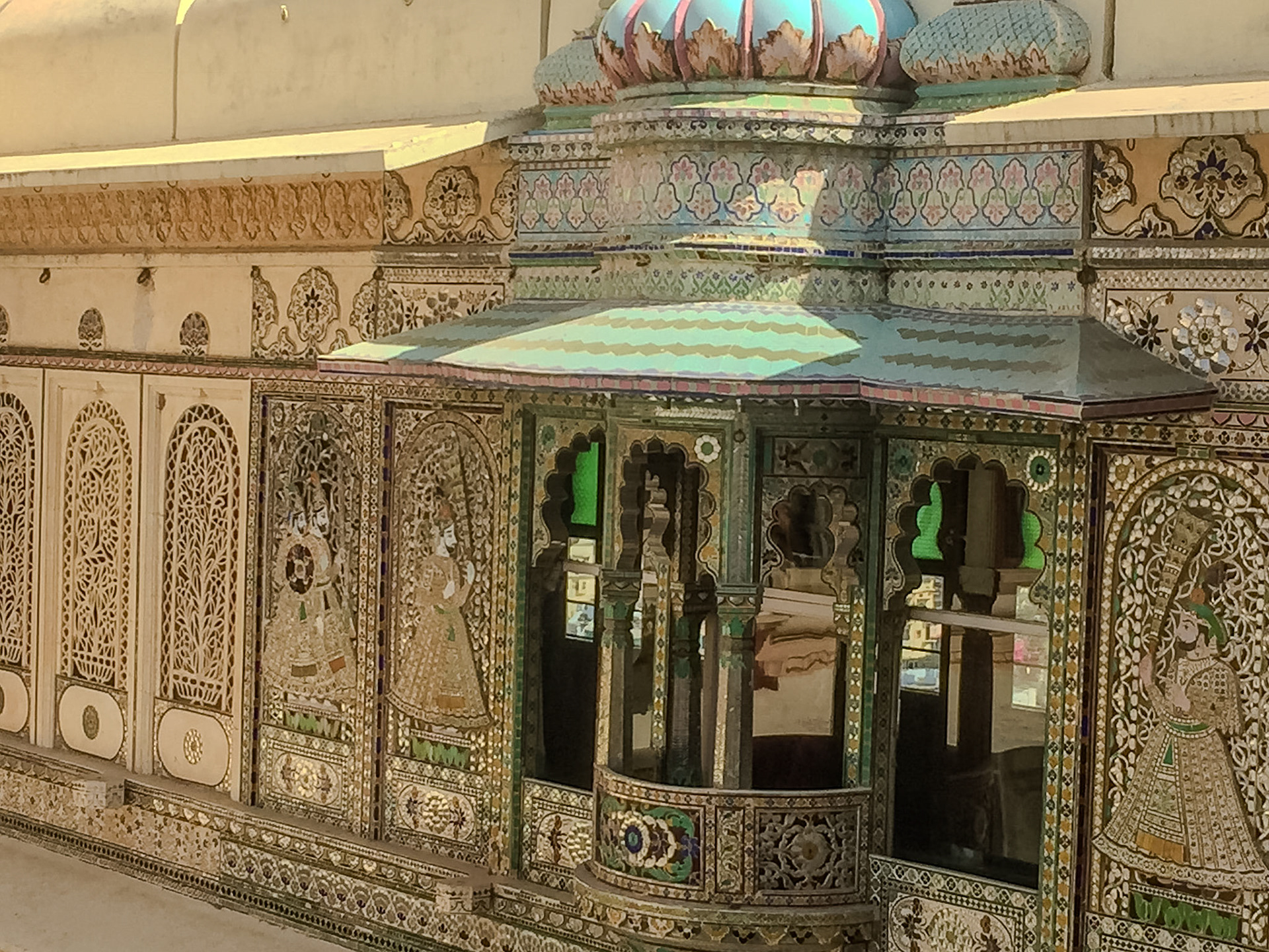 2018-02-20 11:39:26_iPhone 6 back camera 4.15mm f/2.2_f/2.2_1/1400 sec_Jagdish Temple Road_Udaipur_India_24°34'35.9508" N 73°41'0.7188" E