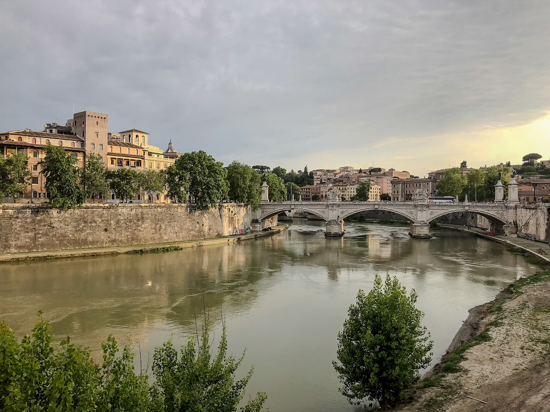 2018-05-22 19:18:17_iPhone X back dual camera 4mm f/1.8_f/1.8_1/900 sec_Pista ciclabile del Tevere_Rome_Italy_41°54'8.9208" N 12°27'58.1184" E