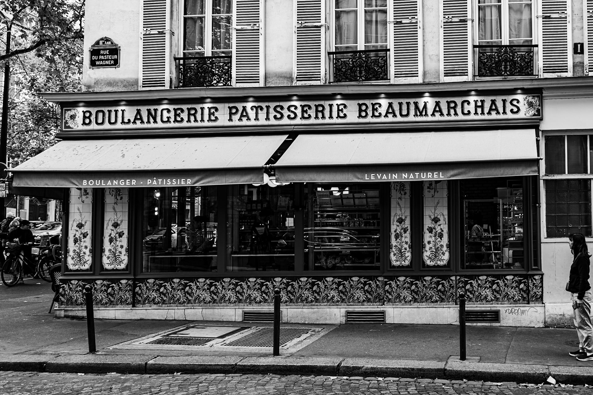 _2024-09-29__Canon__Canon EOS R3__ RF24-240mm F4-6.3 IS USM__f/4.5__1/60 sec__Boulevard Beaumarchais__Paris__France__48°51'20.646" N 2°22'7.8708" E