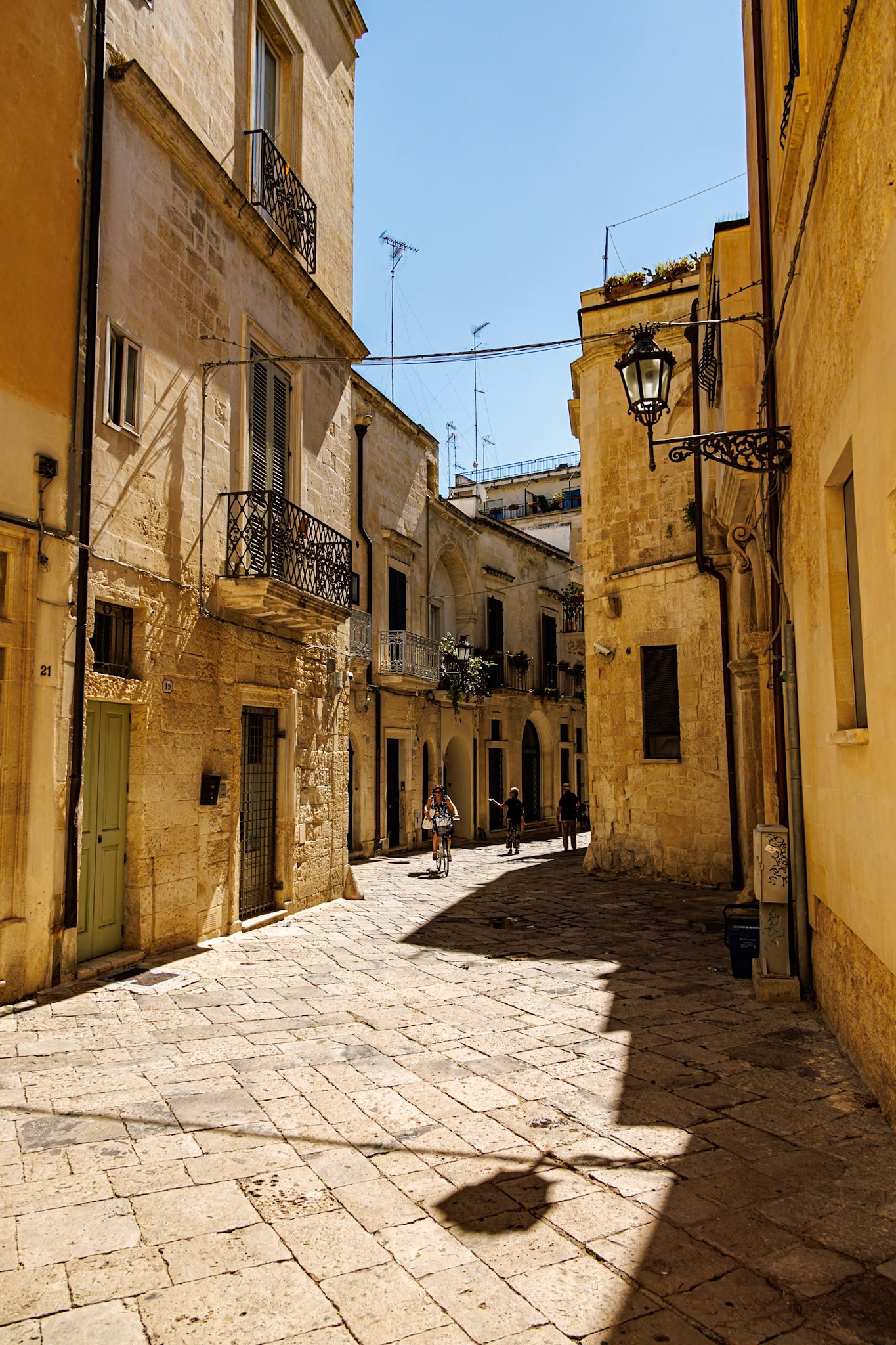2024-09-11 11:12:58_RF24-240mm F4-6.3 IS USM_f/7.1_1/200 sec_Via Leonardo Prato_Lecce_Italy_40°21'16.614" N 18°10'22.6308" E