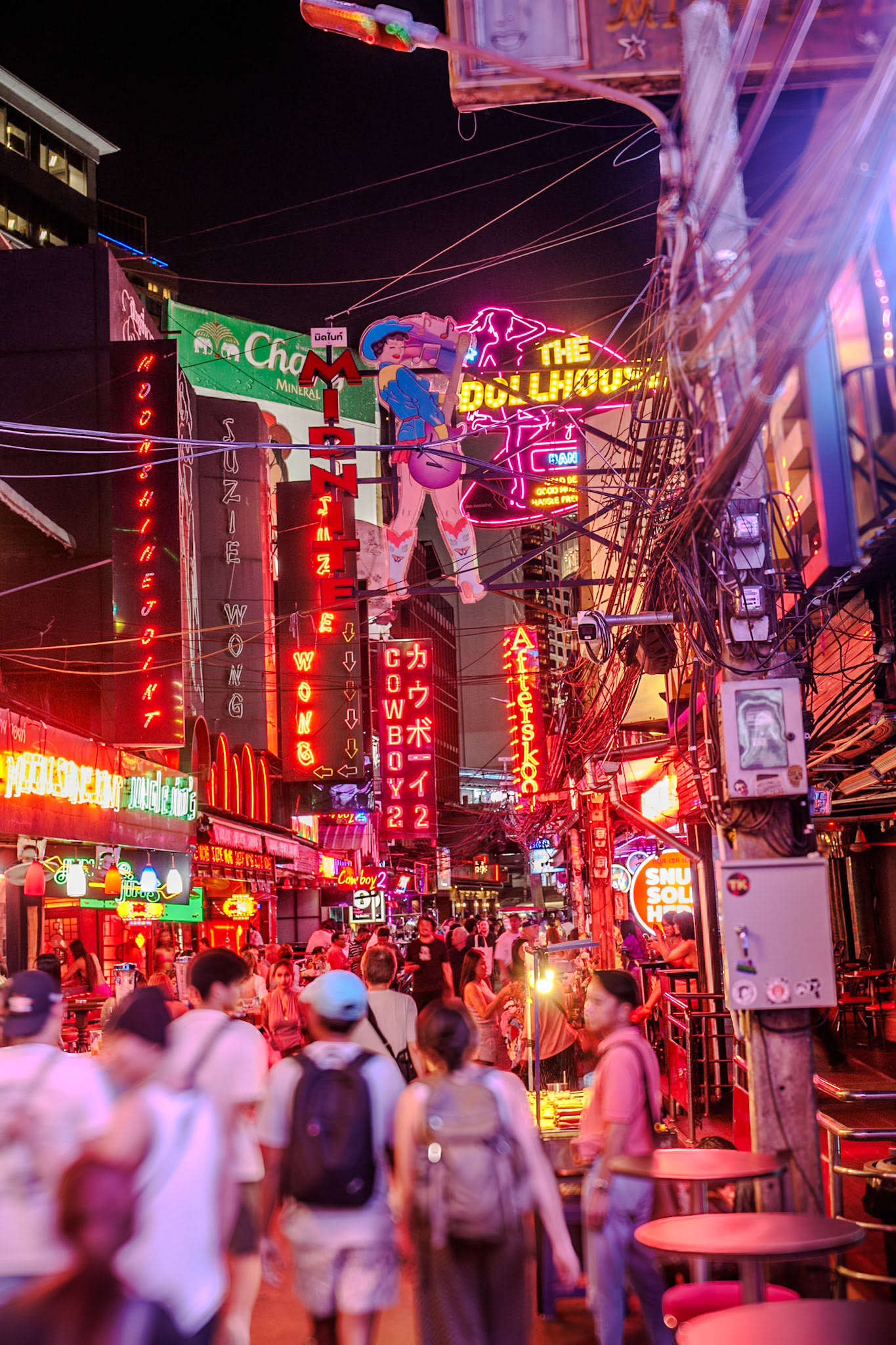 _2025-03-04__Canon__Canon EOS R3__ RF28-70mm F2.8 IS STM__f/10__1/8 sec__Soi Cowboy__Bangkok__Thailand__13°44'13.1532" N 100°33'44.7732" E