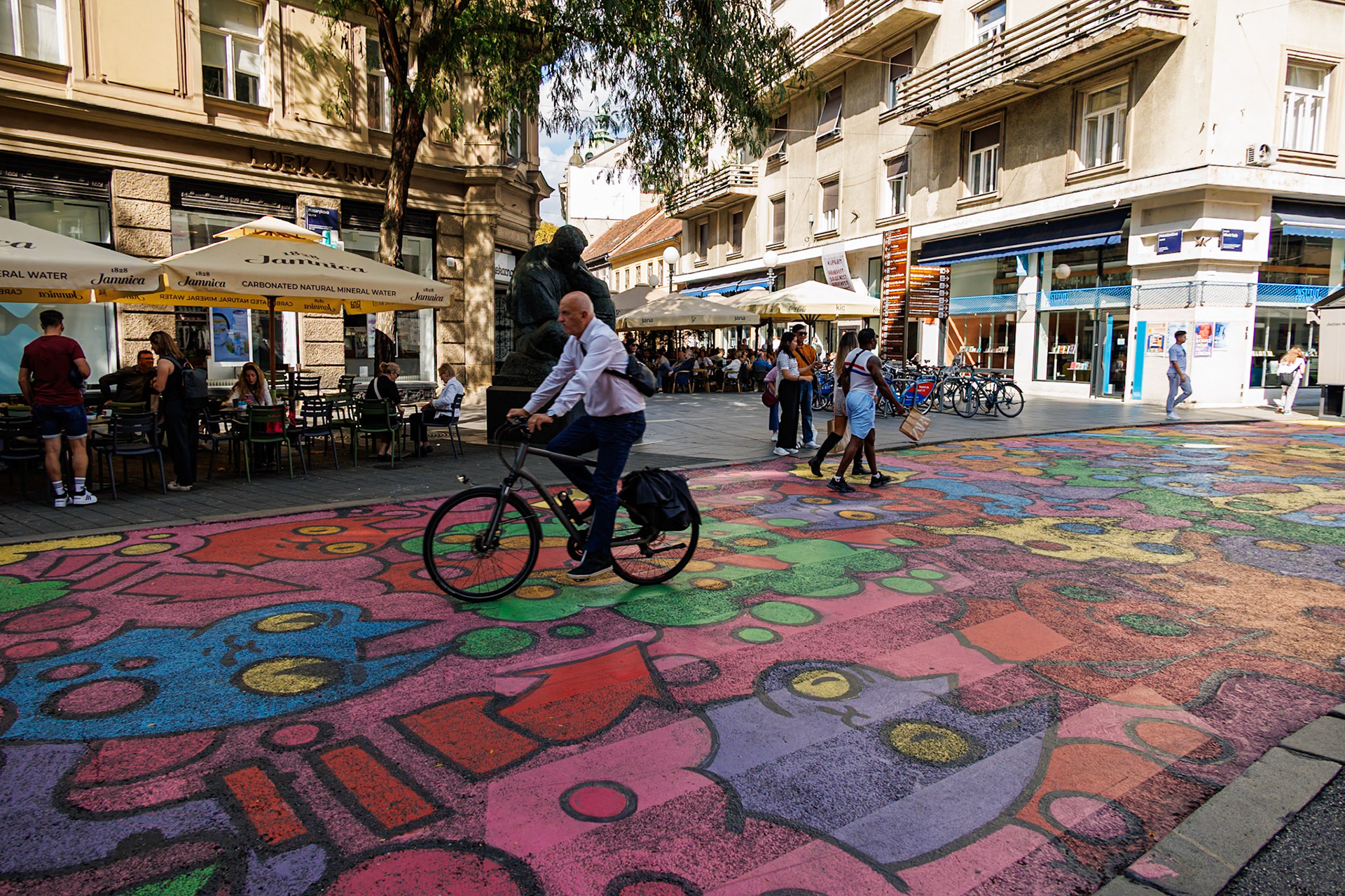 _2024-09-25__Canon__Canon EOS R3__ RF24-240mm F4-6.3 IS USM__f/6.3__1/125 sec__Mihanovićeva ulica__City of Zagreb__Croatia__45°48'39.7188" N 15°58'25.4388" E