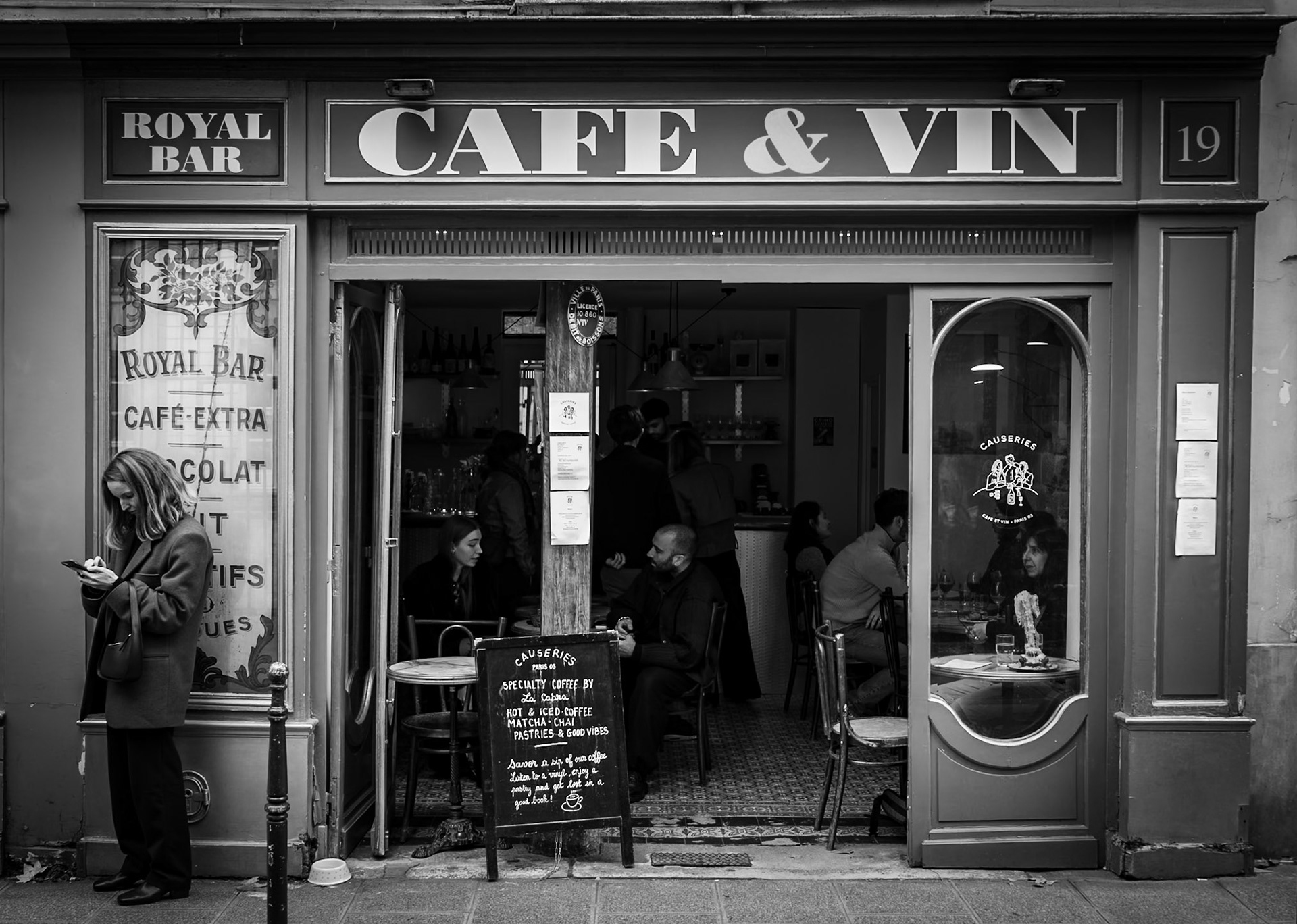 _2024-09-29__Canon__Canon EOS R3__ RF24-240mm F4-6.3 IS USM__f/4.5__1/25 sec__Rue de Thorigny__Paris__France__48°51'33.8112" N 2°21'43.9272" E