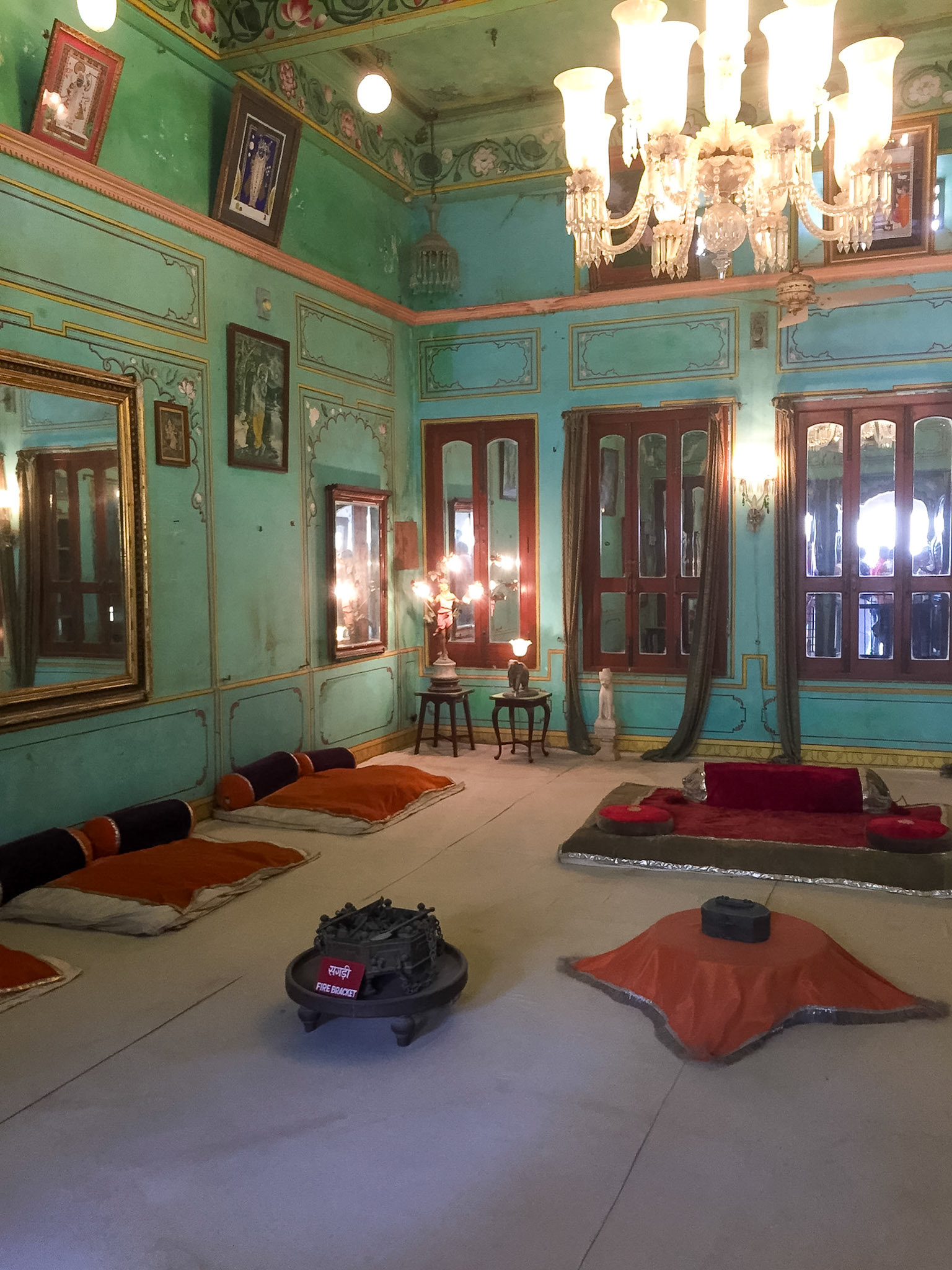 _2018-02-20__Apple__iPhone 6__ iPhone 6 back camera 4.15mm f/2.2__f/2.2__1/35 sec__Jagdish Temple Road__Udaipur__India__24°34'35.5512" N 73°41'1.3812" E