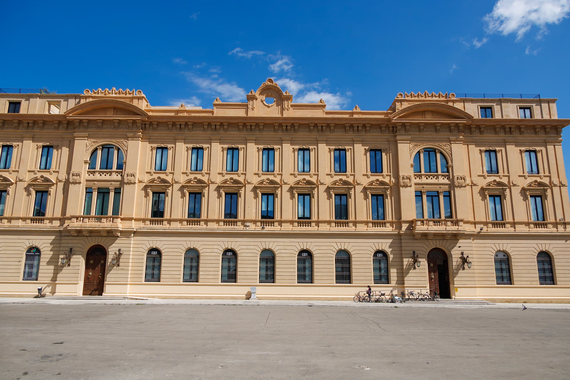 _2024-09-11__Canon__Canon EOS R3__ RF24-240mm F4-6.3 IS USM__f/8__1/250 sec__Via Leonardo Prato__Lecce__Italy__40°21'9.9972" N 18°10'32.0232" E