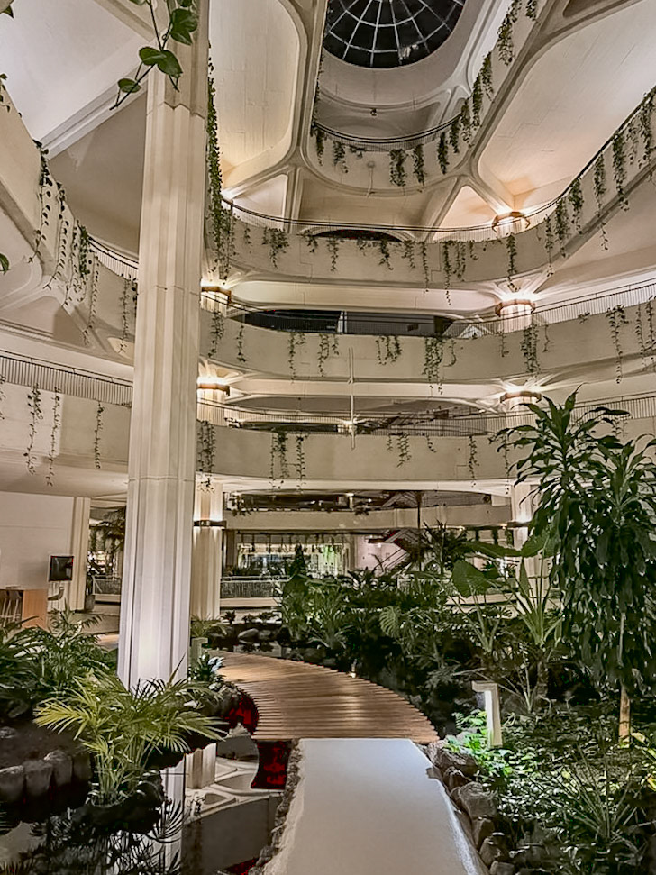 2024-12-01 21:25:36_iPhone 15 Pro back triple camera 6.765mm f/1.78_f/1.8_1/35 sec_Avenida Islas Canarias_Teguise_Spain_29°0'2.0484" N 13°29'3.9516" W