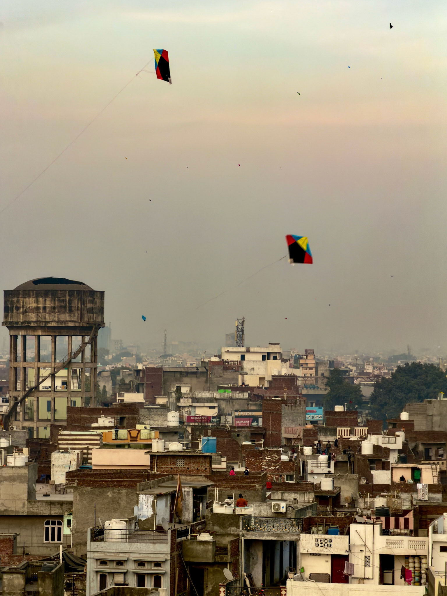 __2025-12-09__Apple__iPhone 17 Pro__ iPhone 17 Pro back triple camera 16.891mm f/2.8__f/2.8__1/120 sec________