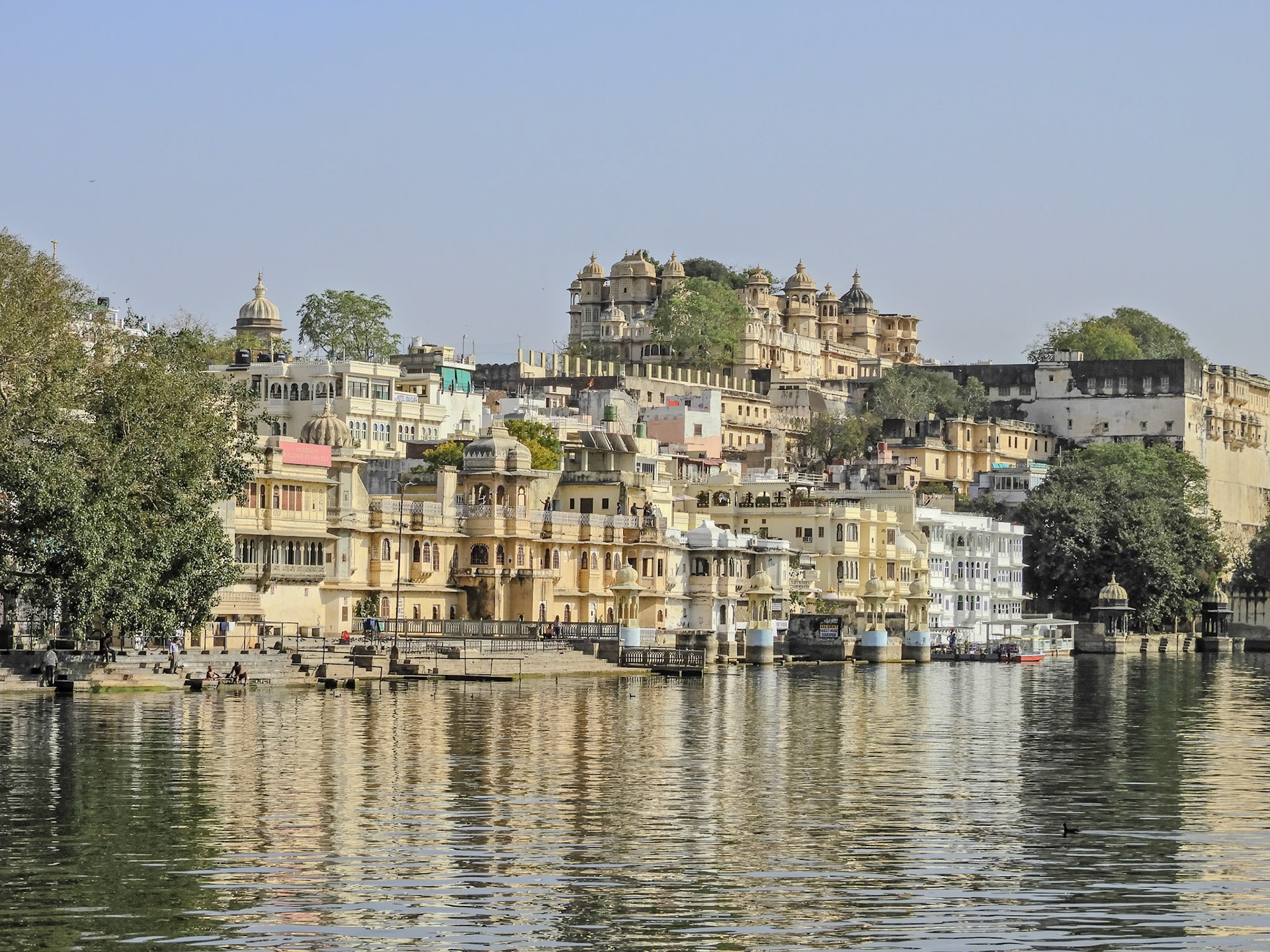 2018-02-20 15:52:11__f/4.8_1/1250 sec_Jagdish Temple Road_Udaipur_India_24°34'53.202" N 73°40'52.9212" E