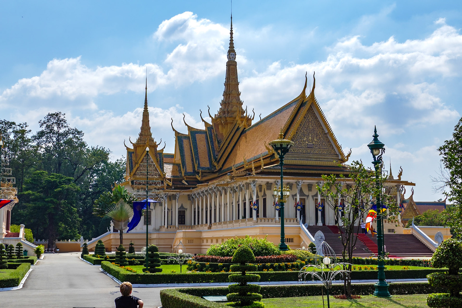 _2019-09-24__Panasonic__DMC-FZ1000__ __f/4.5__1/2000 sec__Samdech Sothearos Boulevard (Street 3)__Khan Daun Penh__Cambodia__11°33'47.466" N 104°55'56.514" E