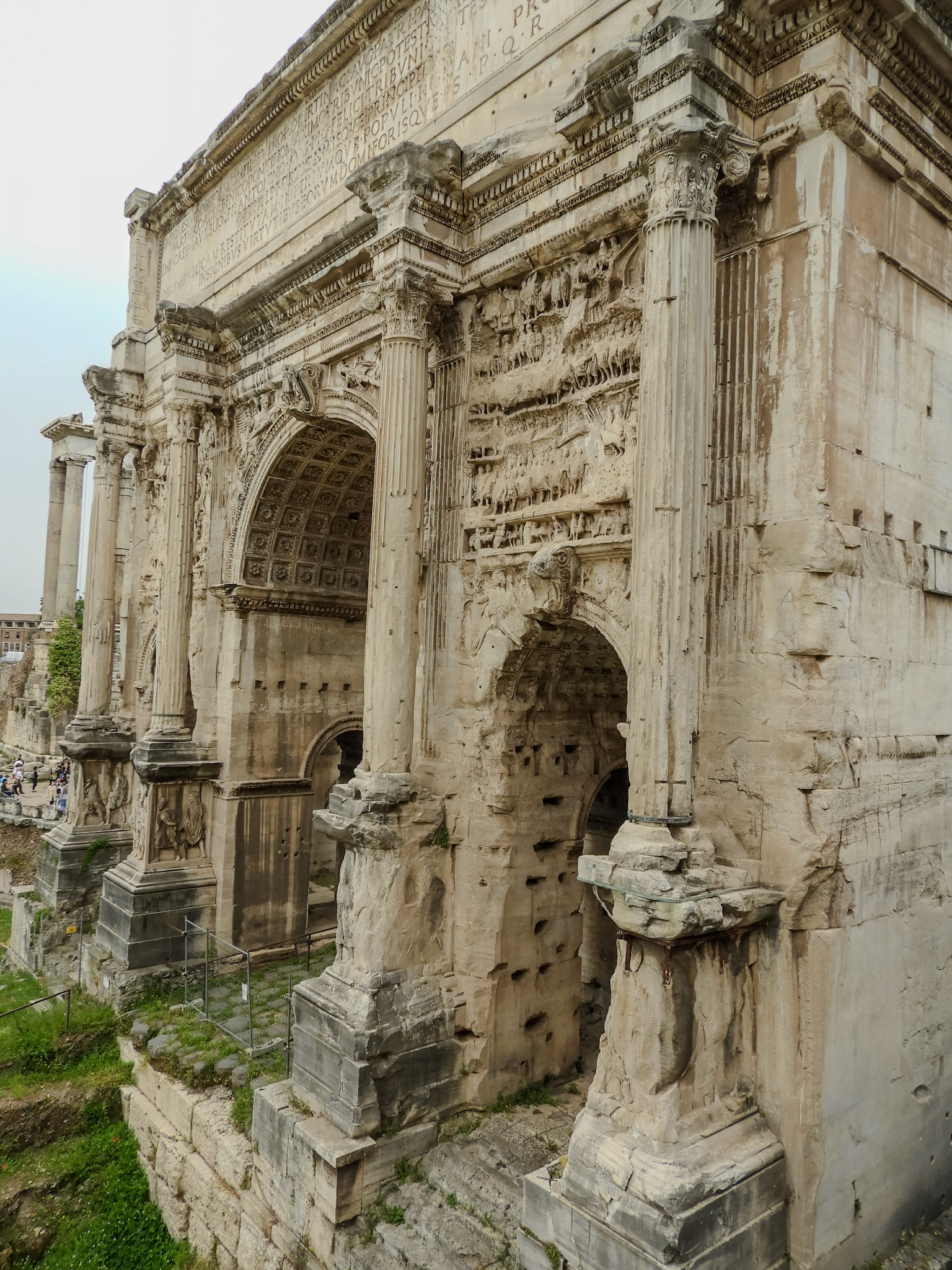 2018-05-02 13:36:30__f/3.3_1/400 sec_Piazza del Colosseo_Rome_Italy_41°53'34.5768" N 12°29'5.7372" E