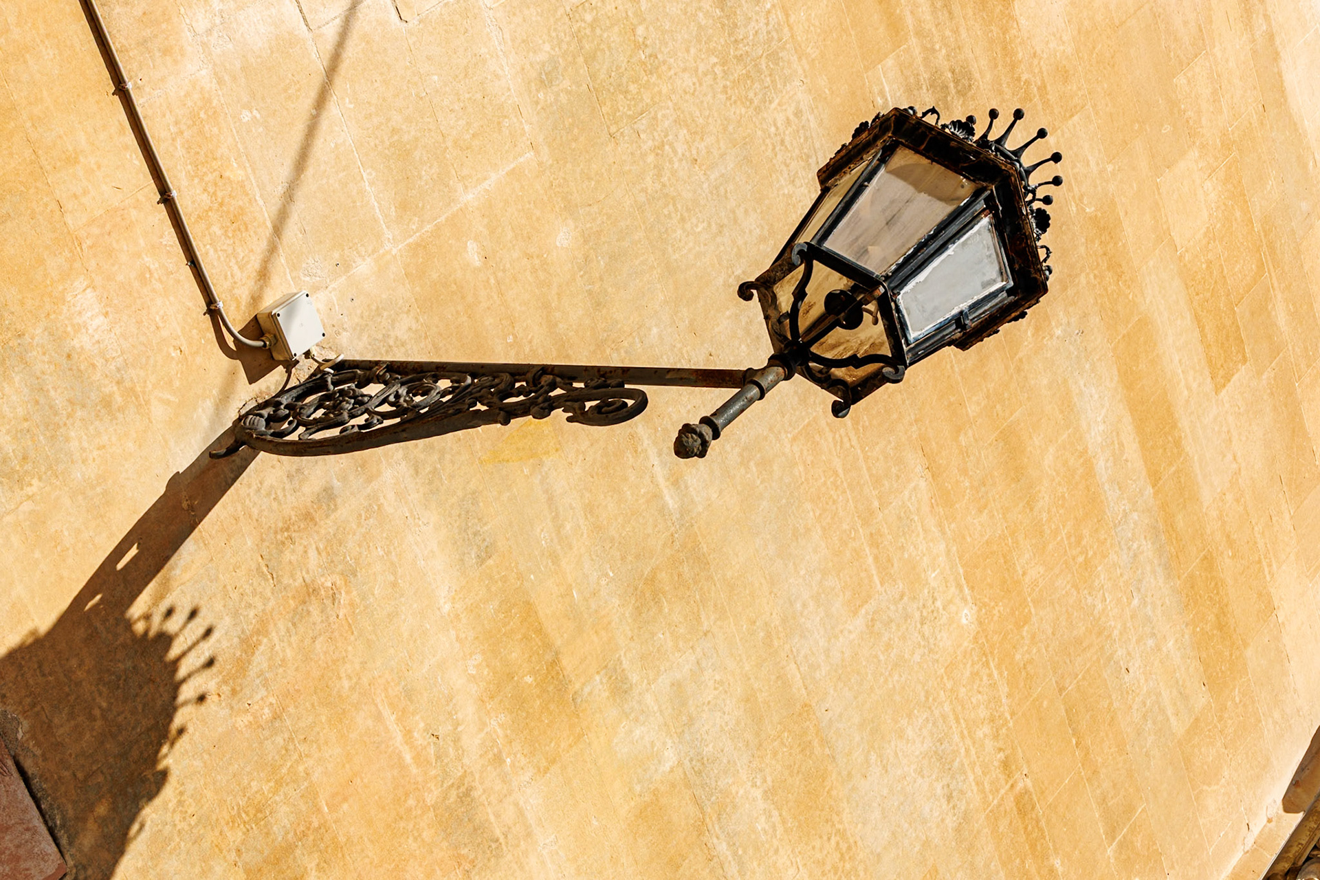 _2024-09-12__Canon__Canon EOS R3__ RF24-240mm F4-6.3 IS USM__f/18__1/80 sec__Via Leonardo Prato__Lecce__Italy__40°21'25.0308" N 18°10'5.7288" E