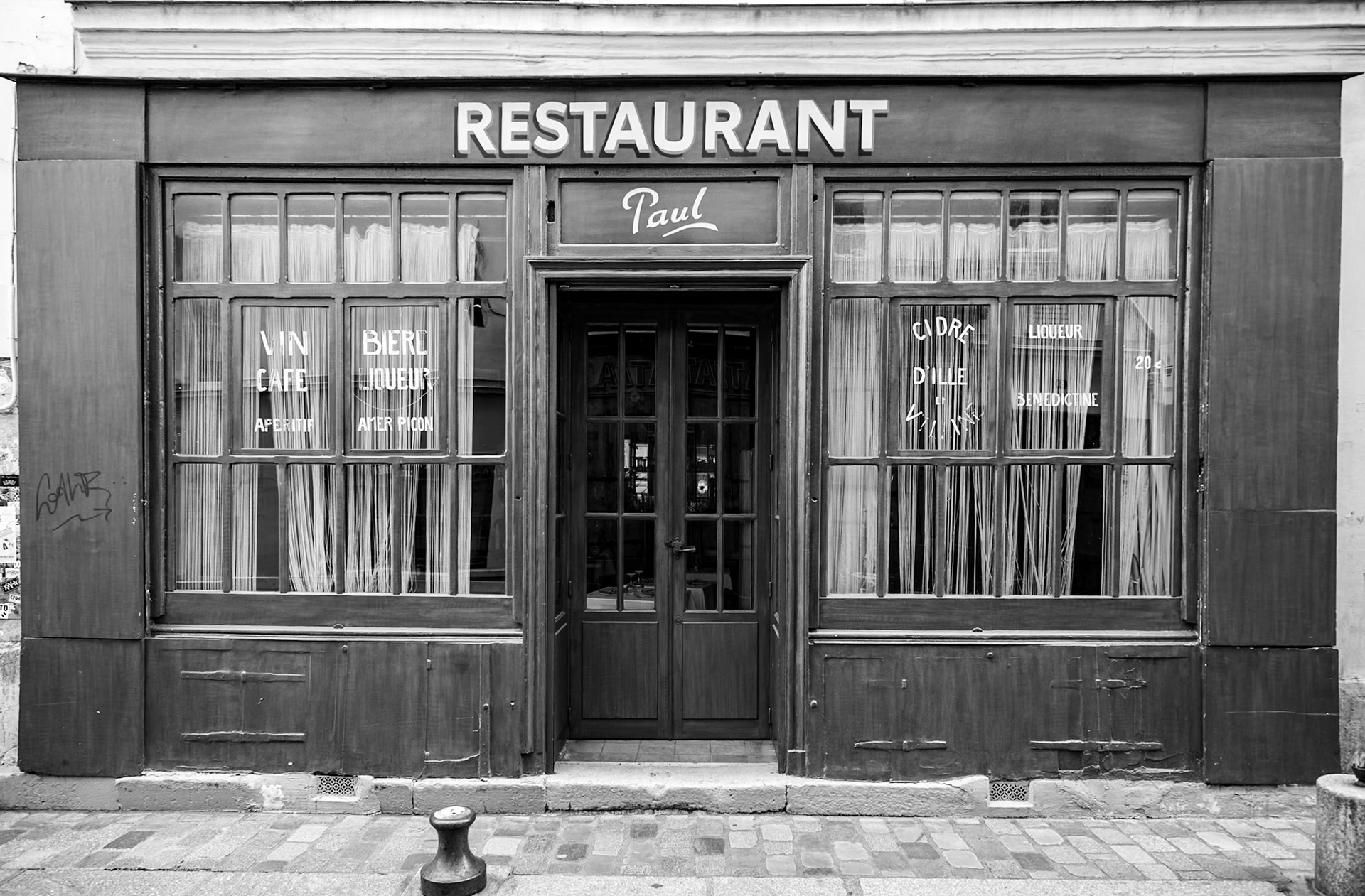 _2024-09-29__Canon__Canon EOS R3__ RF24-240mm F4-6.3 IS USM__f/4__1/15 sec__Rue Madame de Sévigné__Paris__France__48°51'18.378" N 2°22'13.1232" E