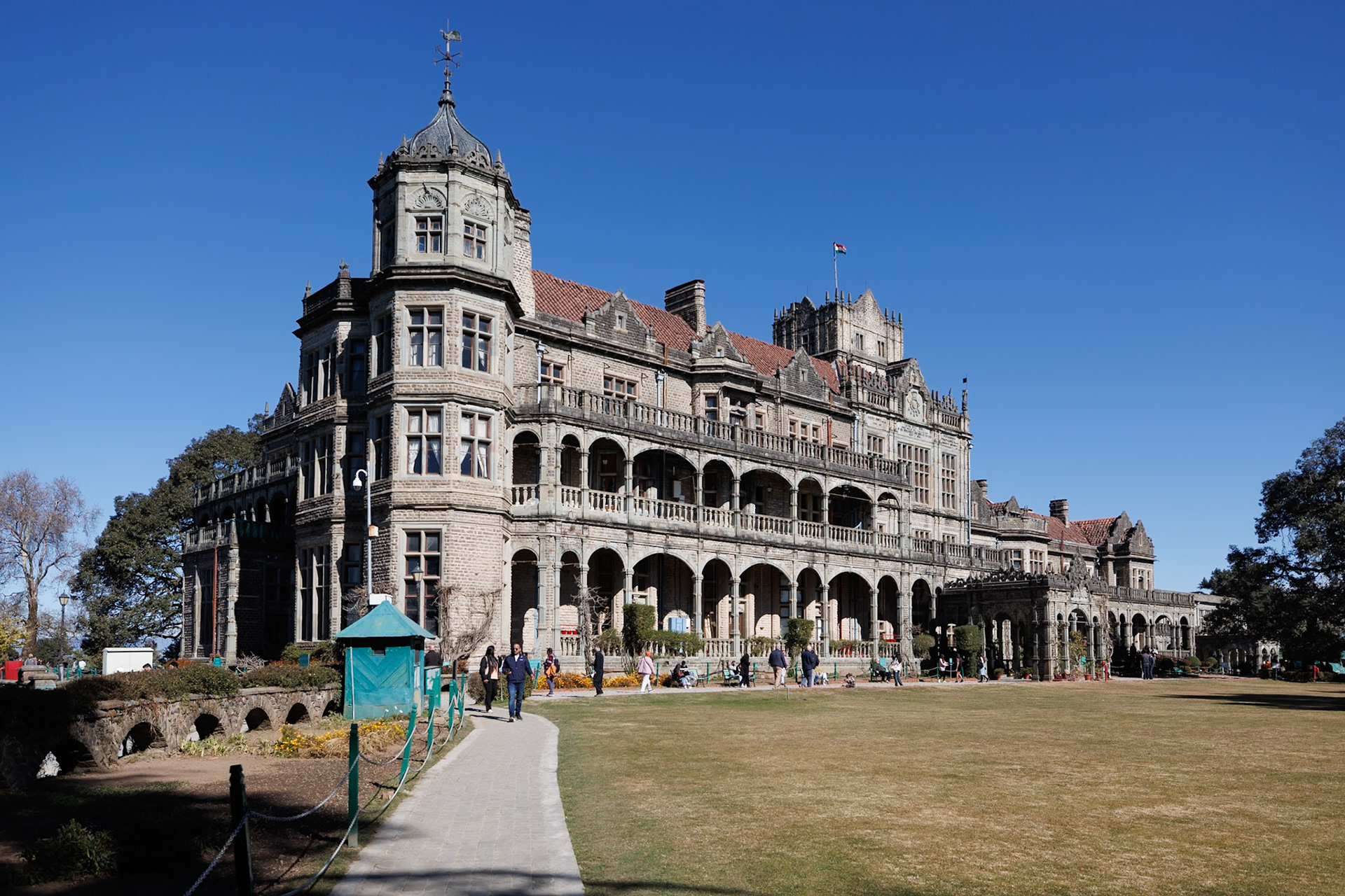 __2025-12-07__Canon__Canon EOS R3__ RF15-35mm F2.8 L IS USM__f/5__1/1600 sec__Vice Regal Road__Shimla (urban)__India__31°6'11.376" N 77°8'29.6628" E